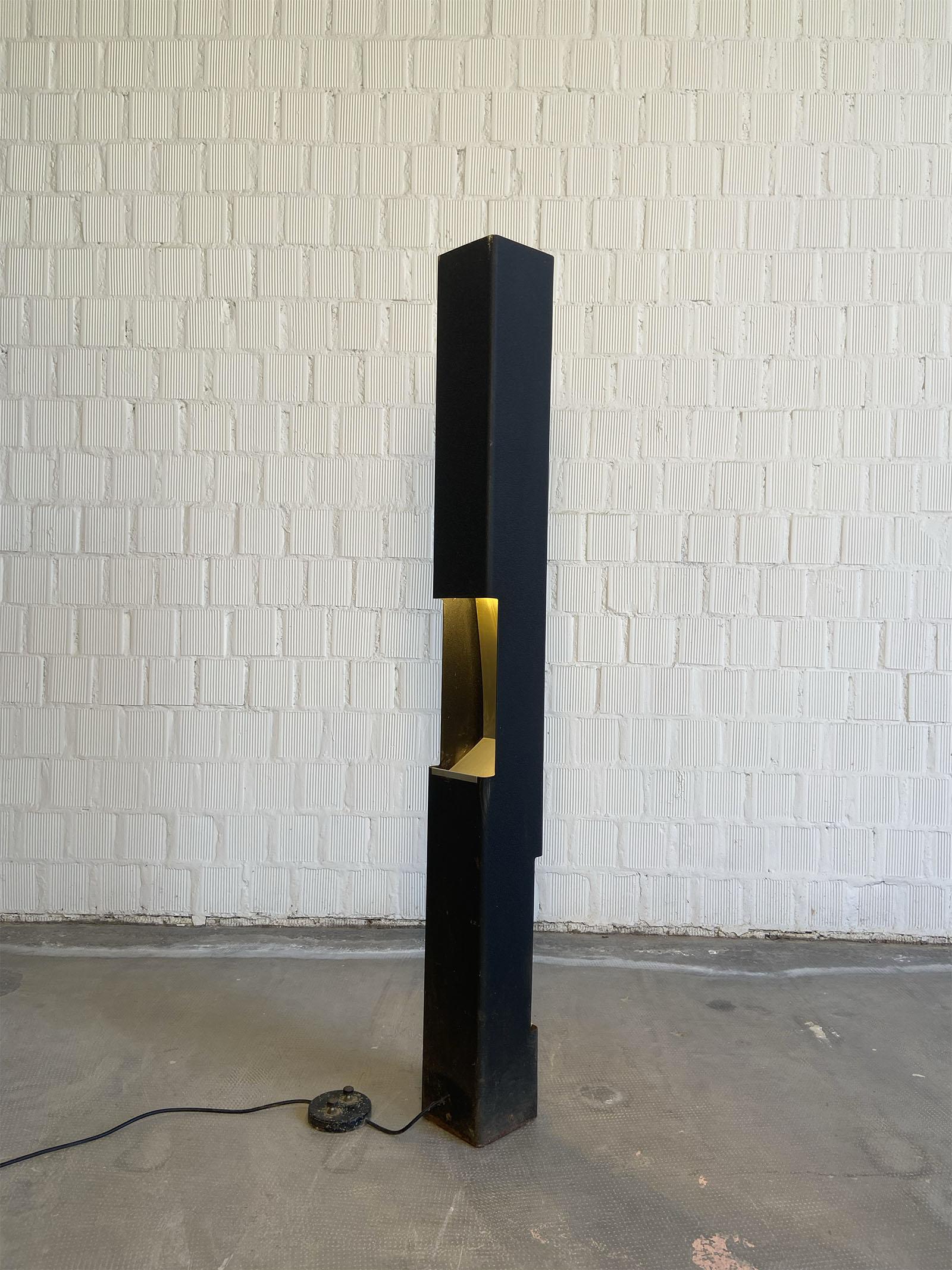 Lámpara de pie diseñada para Arteluce en 1960 por Vittoriano Viganò. Mod. 1078 presenta una estructura de columna metálica pintada con un acabado texturizado. La superficie presenta dos aberturas en los lados opuestos de la lámpara, donde hay