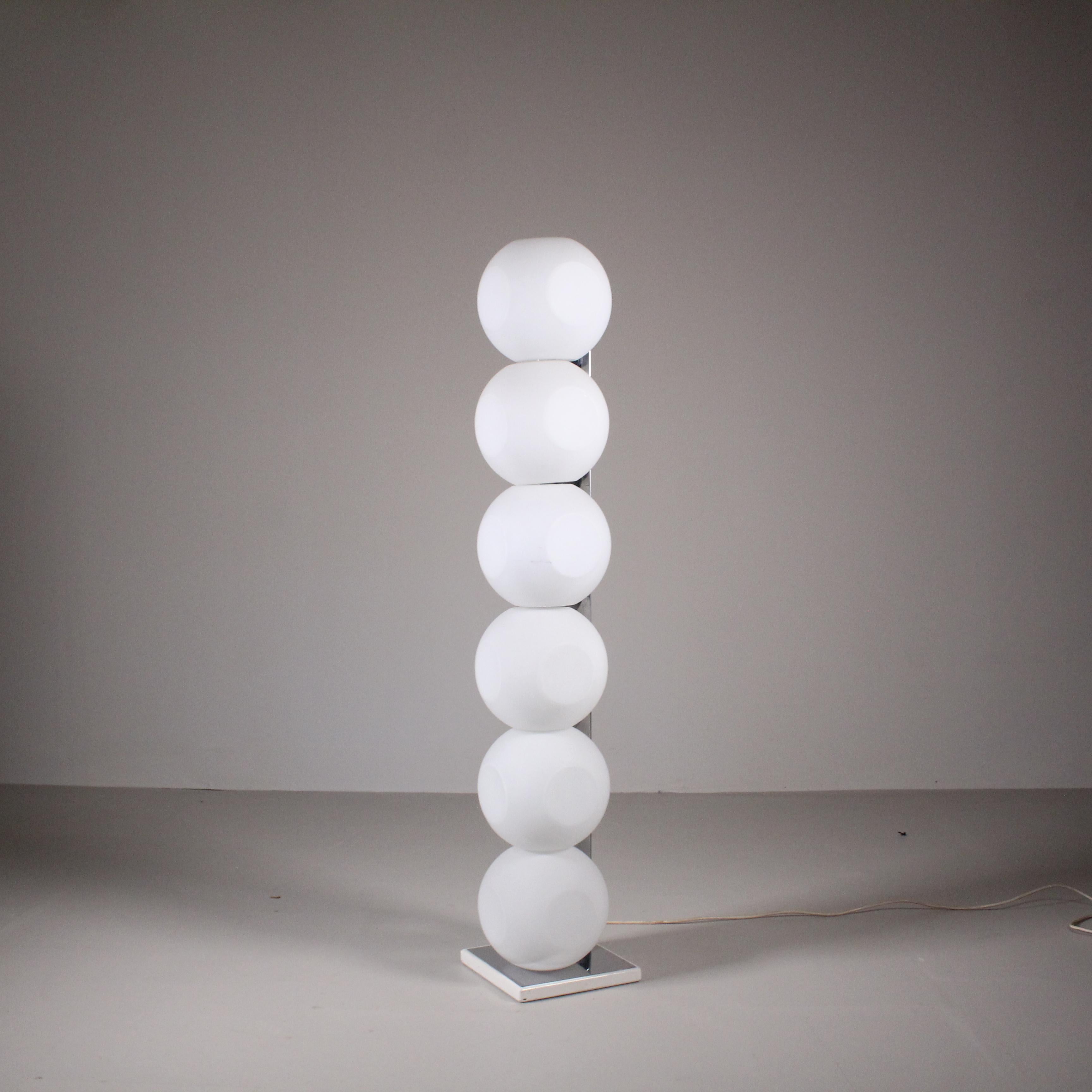 Avec un design moderne et raffiné, cette lampe combine des formes sinueuses et des matériaux de haute qualité pour créer un éclairage d'ambiance inégalé. Sa fine structure métallique s'intègre harmonieusement à tous les styles d'ameublement, tandis