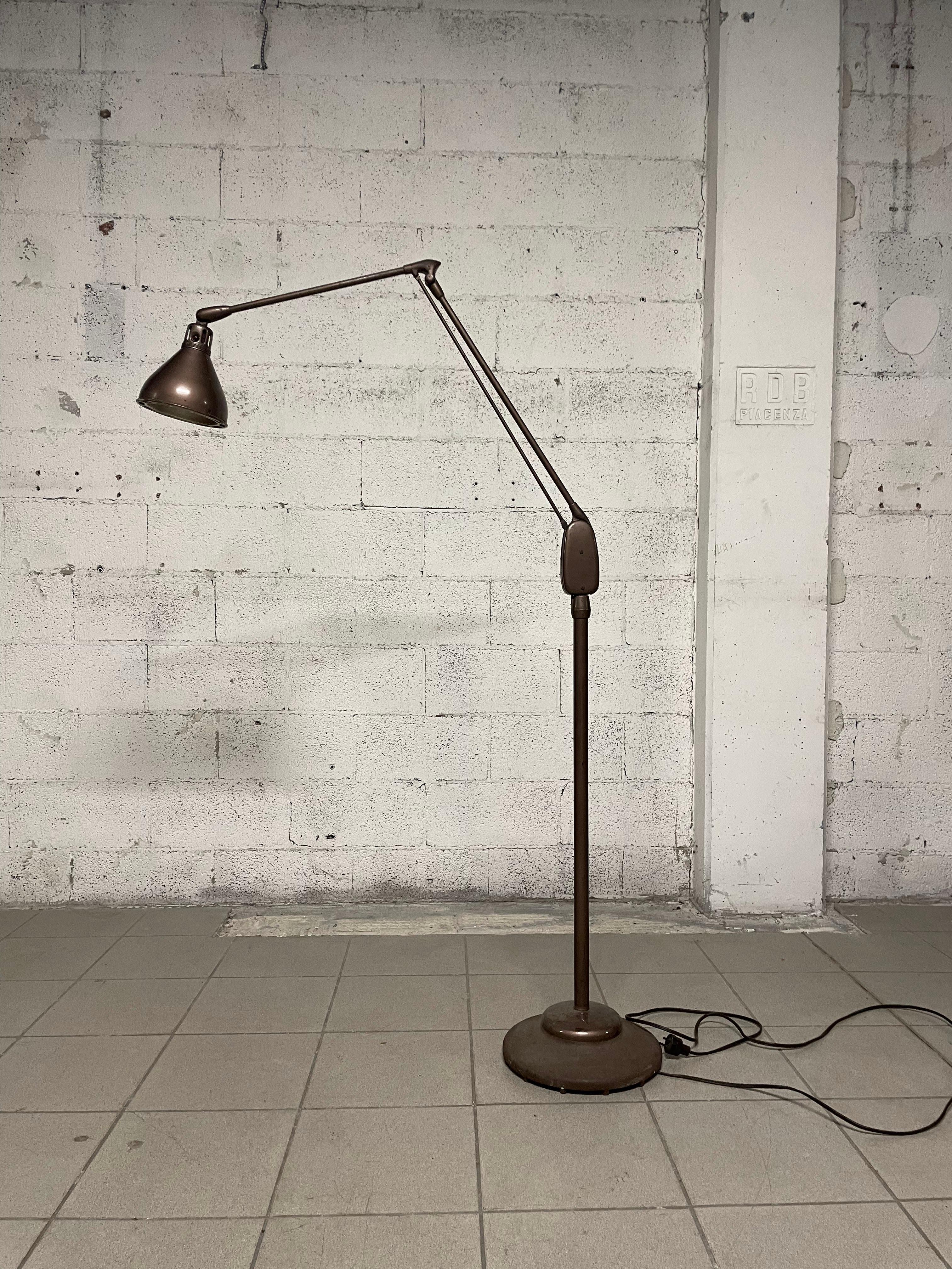 Industrial 1950s extendable floor lamp model 605 manufactured by Dazor MFG (USA).

Dazor is a historic U.S. lighting company founded in the 1930s and still in operation today.

The lamp comes with original wire, switch and plug; it has a dent on the