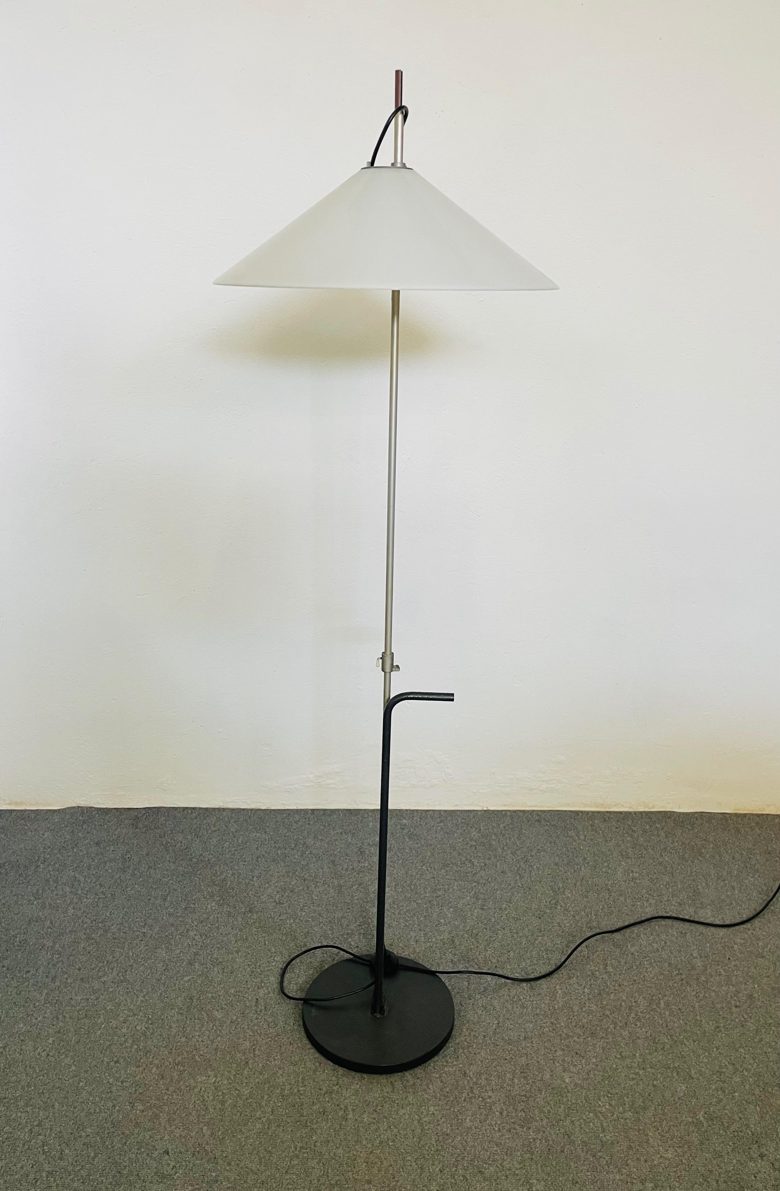 Lampada da terra regolabile modello Aggregato.
Produzione Artemide, Designer Enzo Mari e Giancarlo Fassina 
lampada prodotta negli anni '70
presenta una bruciatura sul tubo in plastica dovuta dal riscaldamento della lampadina usata dal precedente