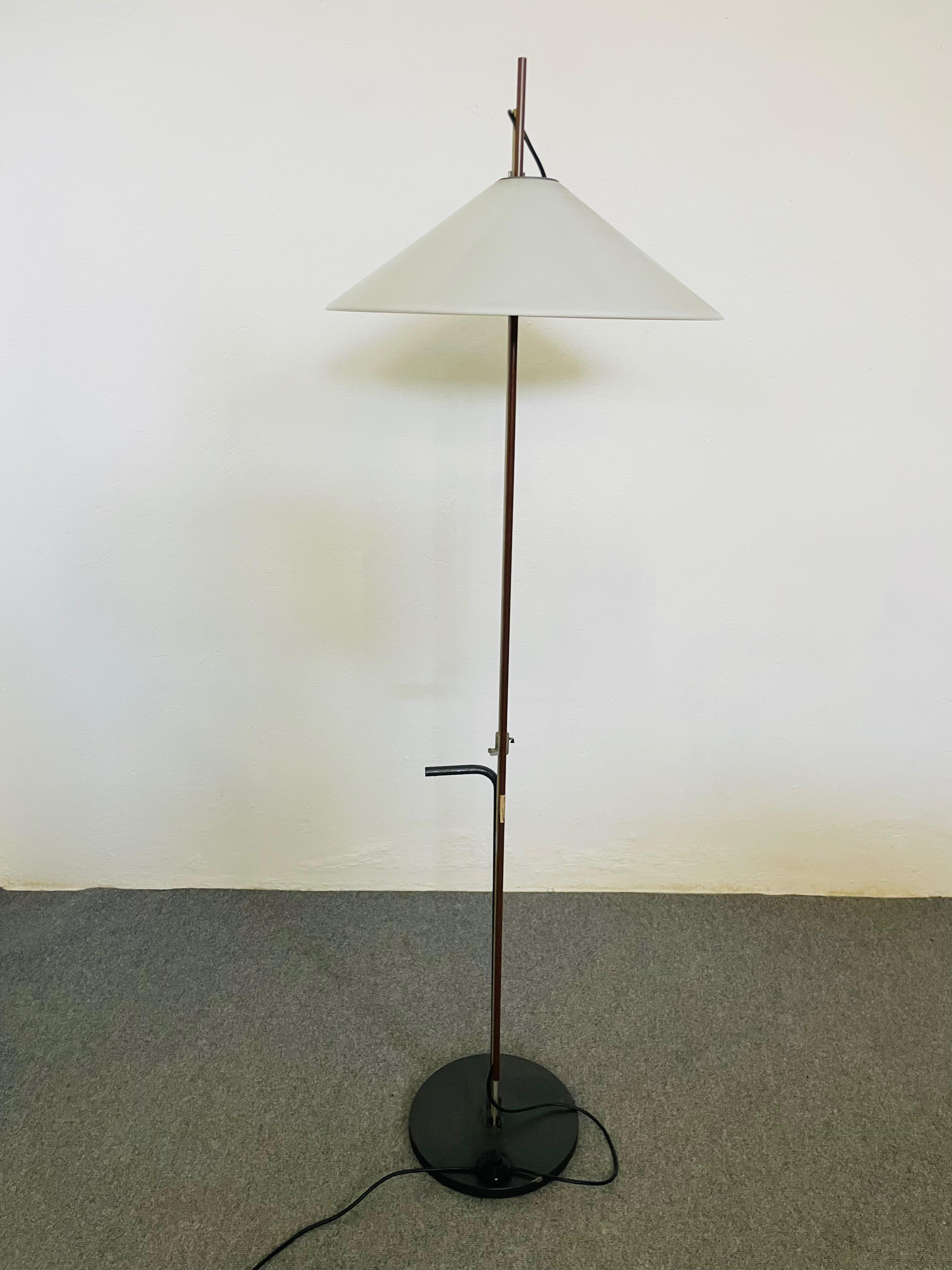 Lampada da terra modello Aggregato, designer Enzo Mari, produzione Artemide (Metall) im Angebot