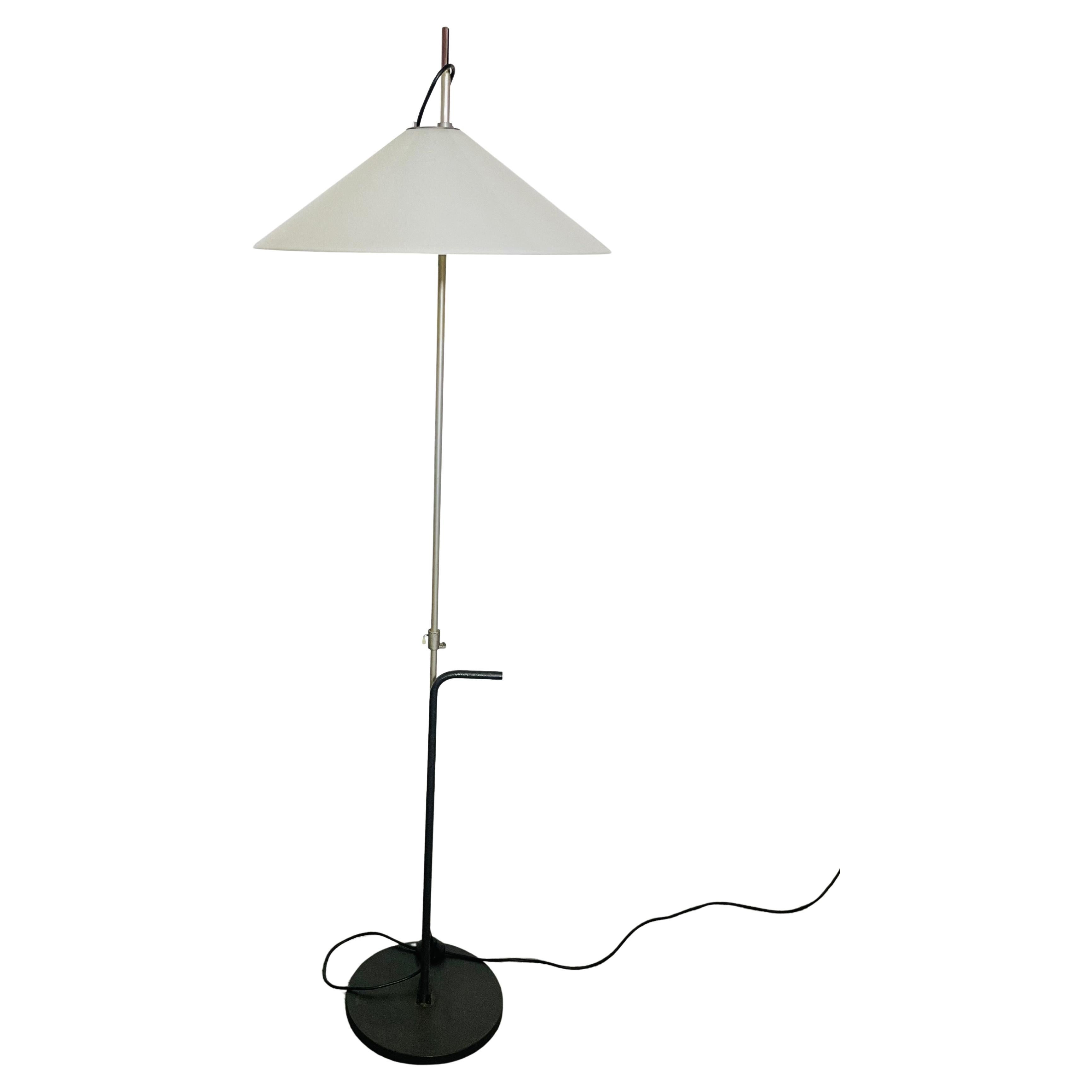 Lampada da terra modello Aggregato, designer Enzo Mari, produzione Artemide