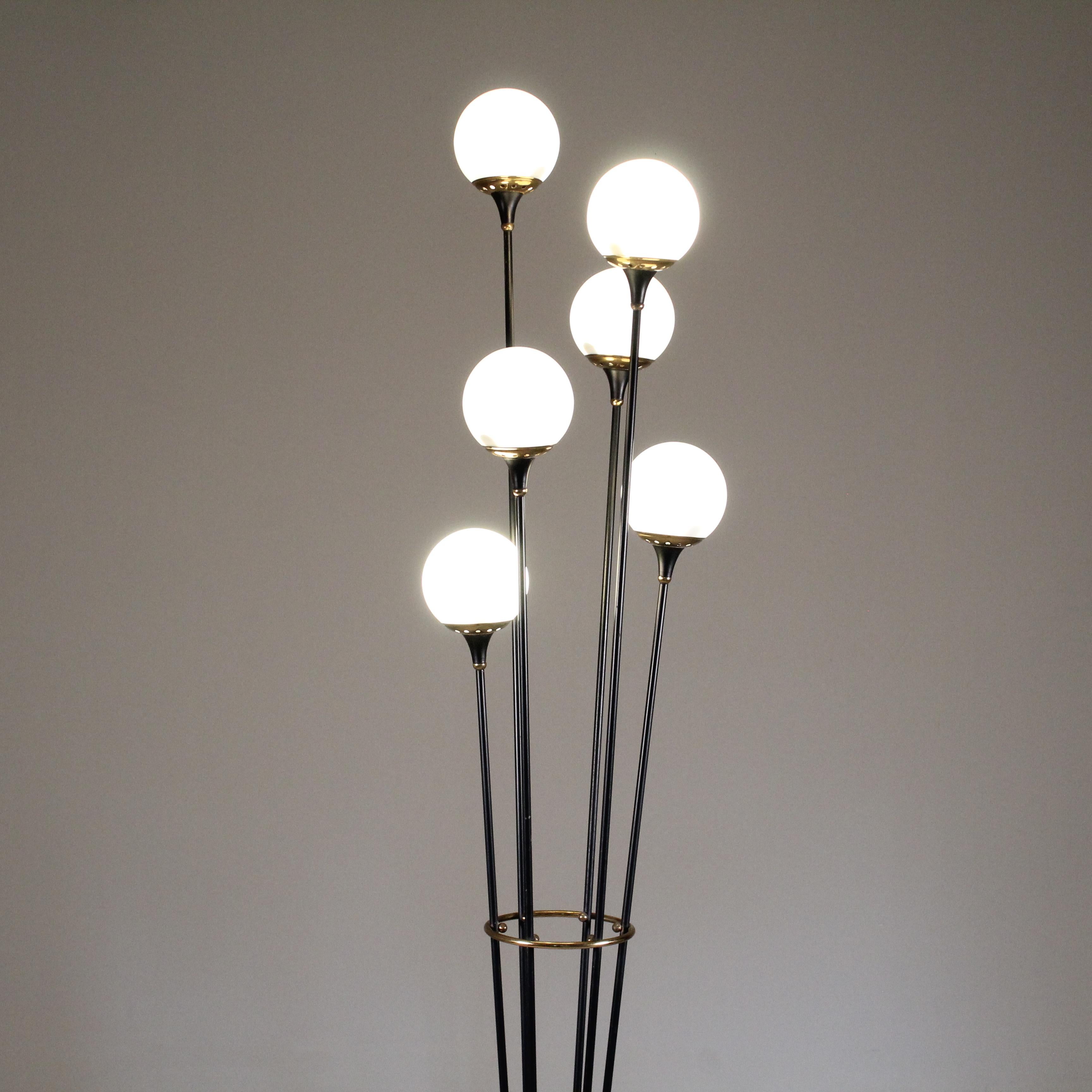 Lampada da terra modello Alberello anni 50 nera ottone bocce bianche in vendita 3