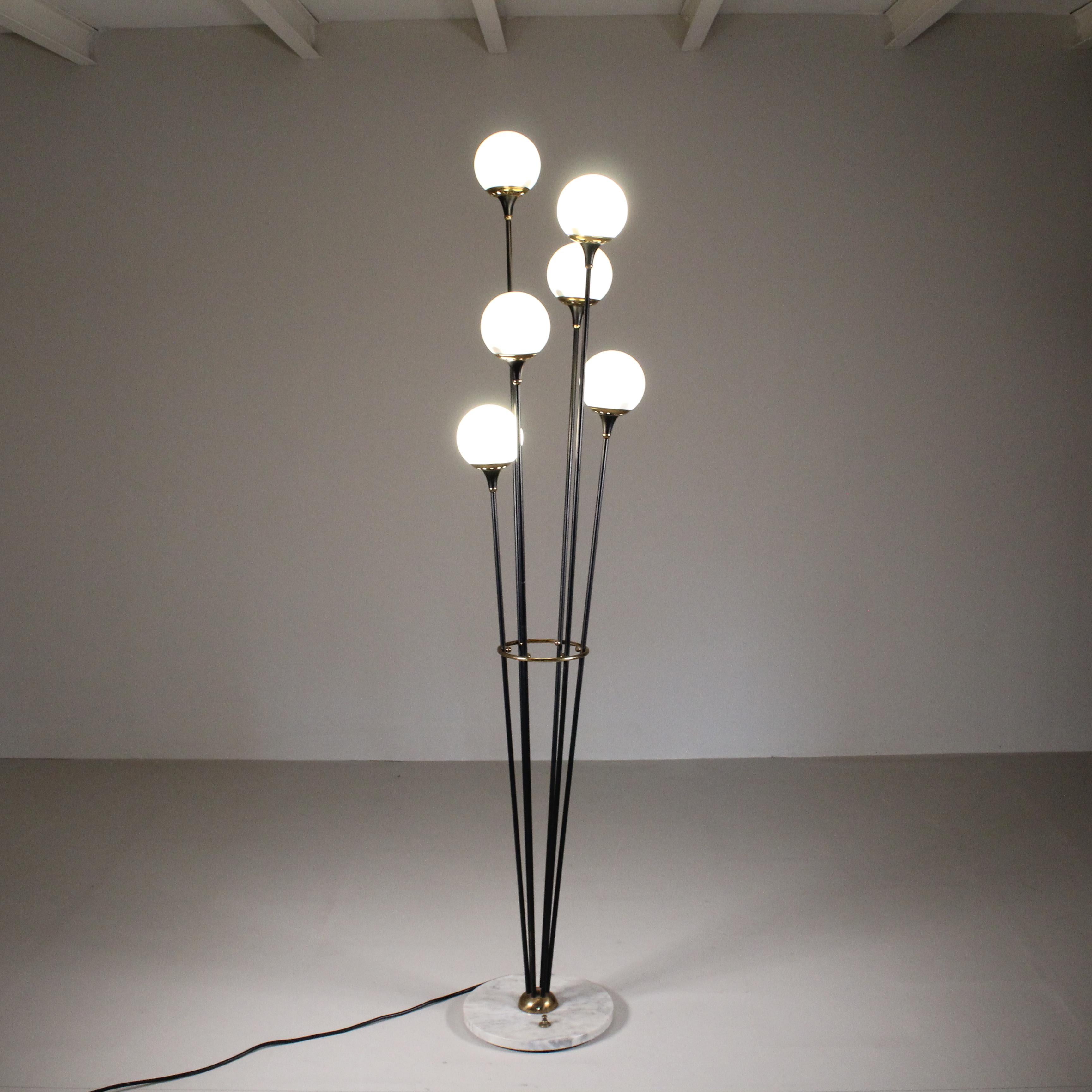 Lampada da terra modello Alberello anni 50 nera ottone bocce bianche in vendita 4