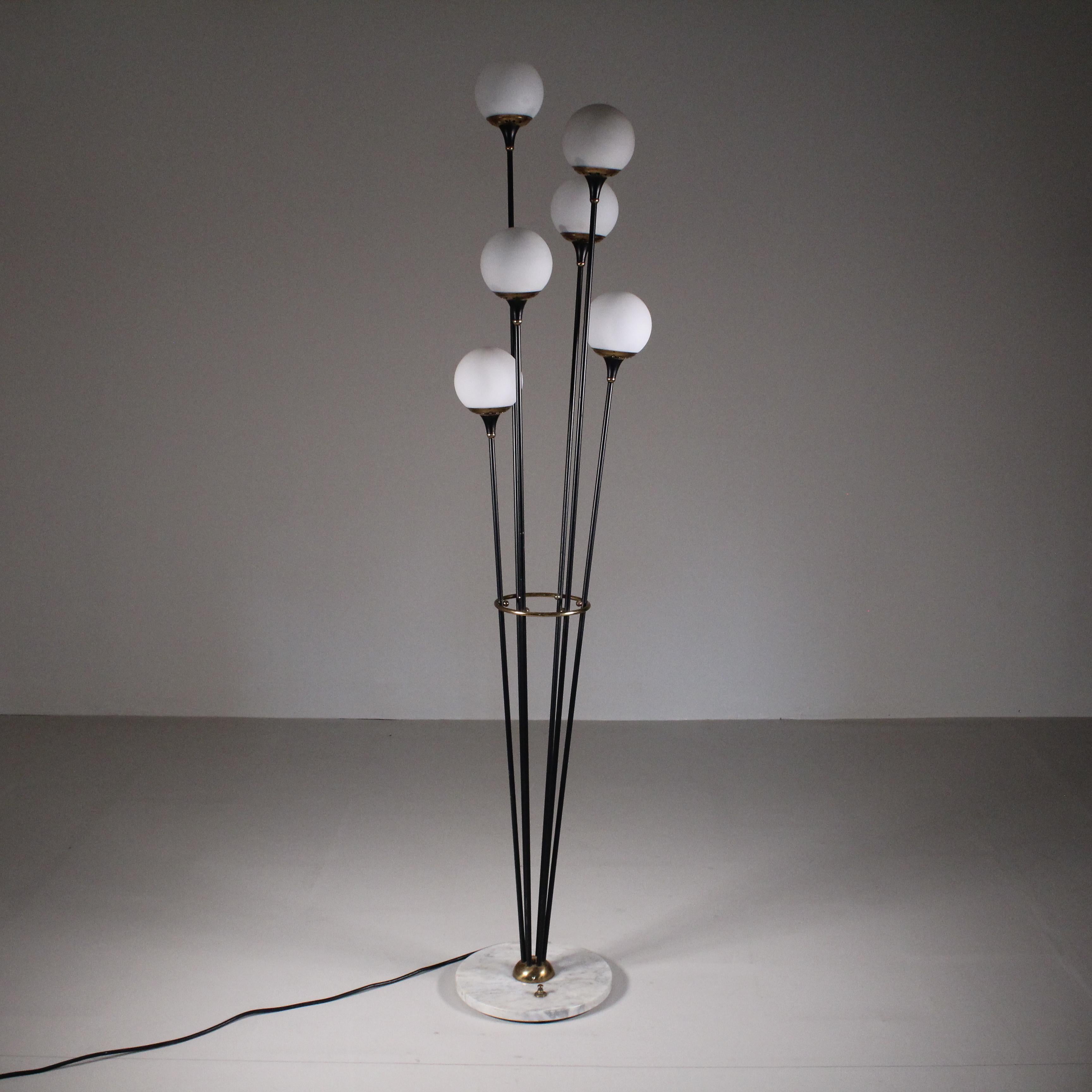 Mid-Century moderno Lampada da terra modello Alberello anni 50 nera ottone bocce bianche in vendita