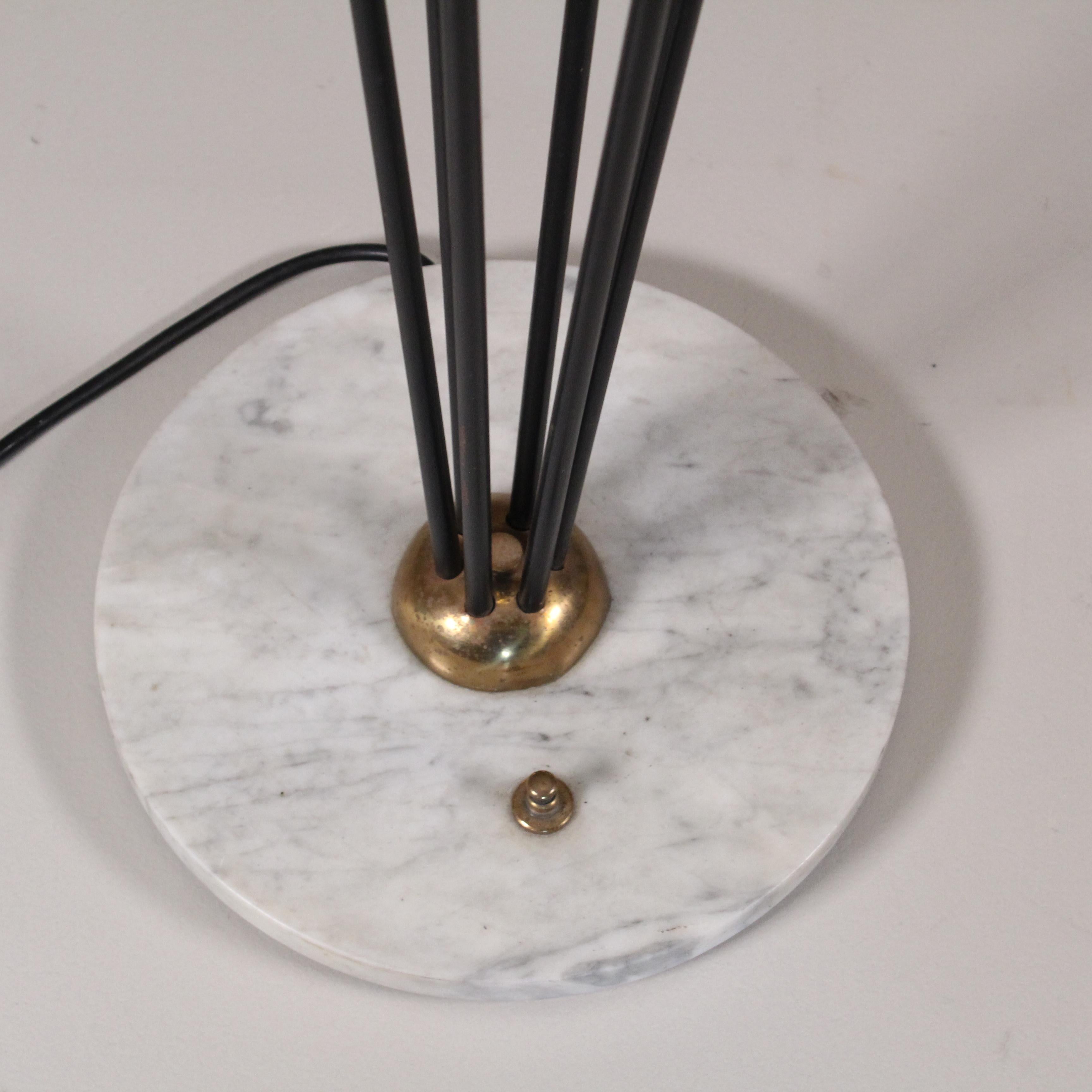 Lampada da terra modello Alberello anni 50 nera ottone bocce bianche In condizioni buone in vendita a Milano, Lombardia