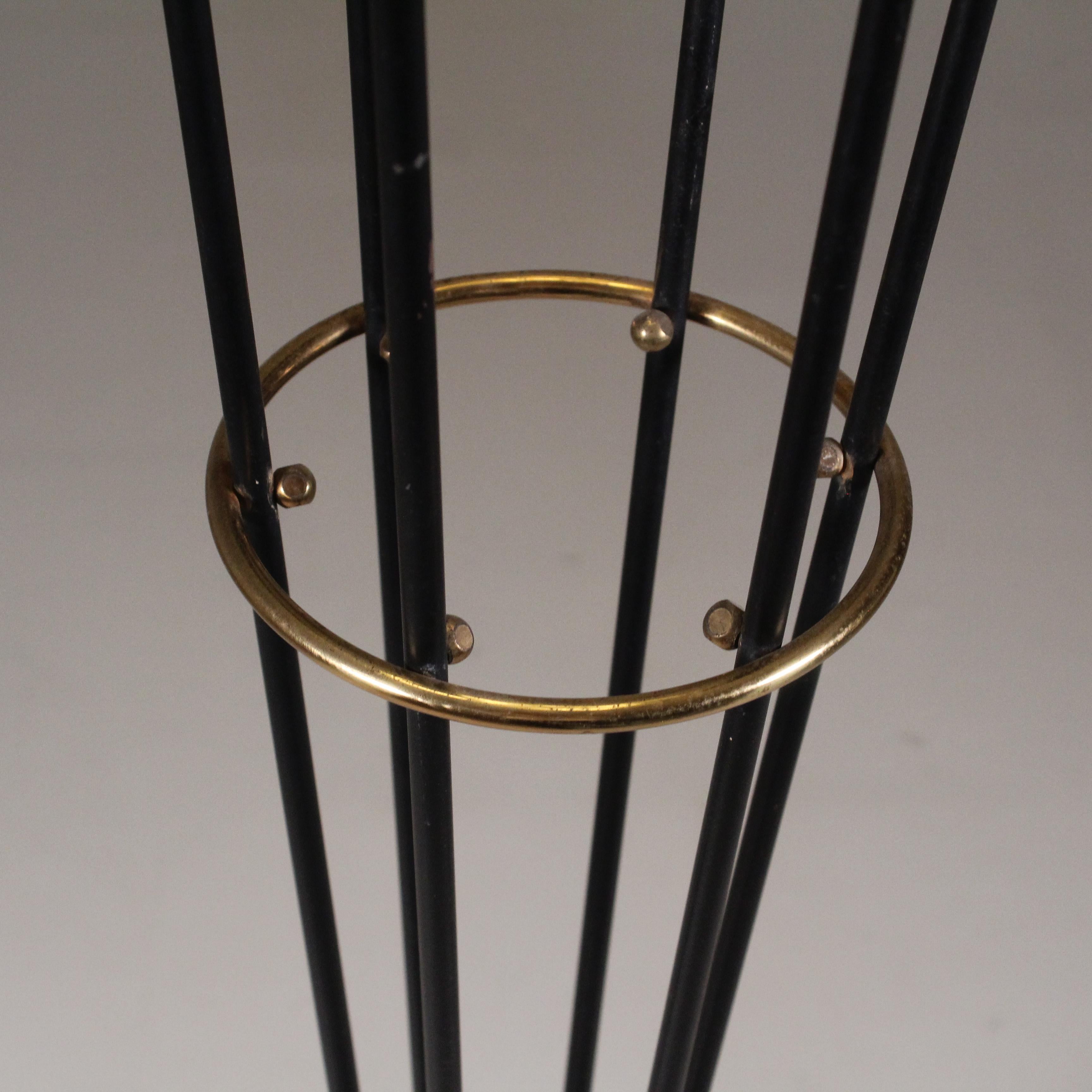 Mid-20th Century Lampada da terra modello Alberello anni 50 nera ottone bocce bianche in vendita