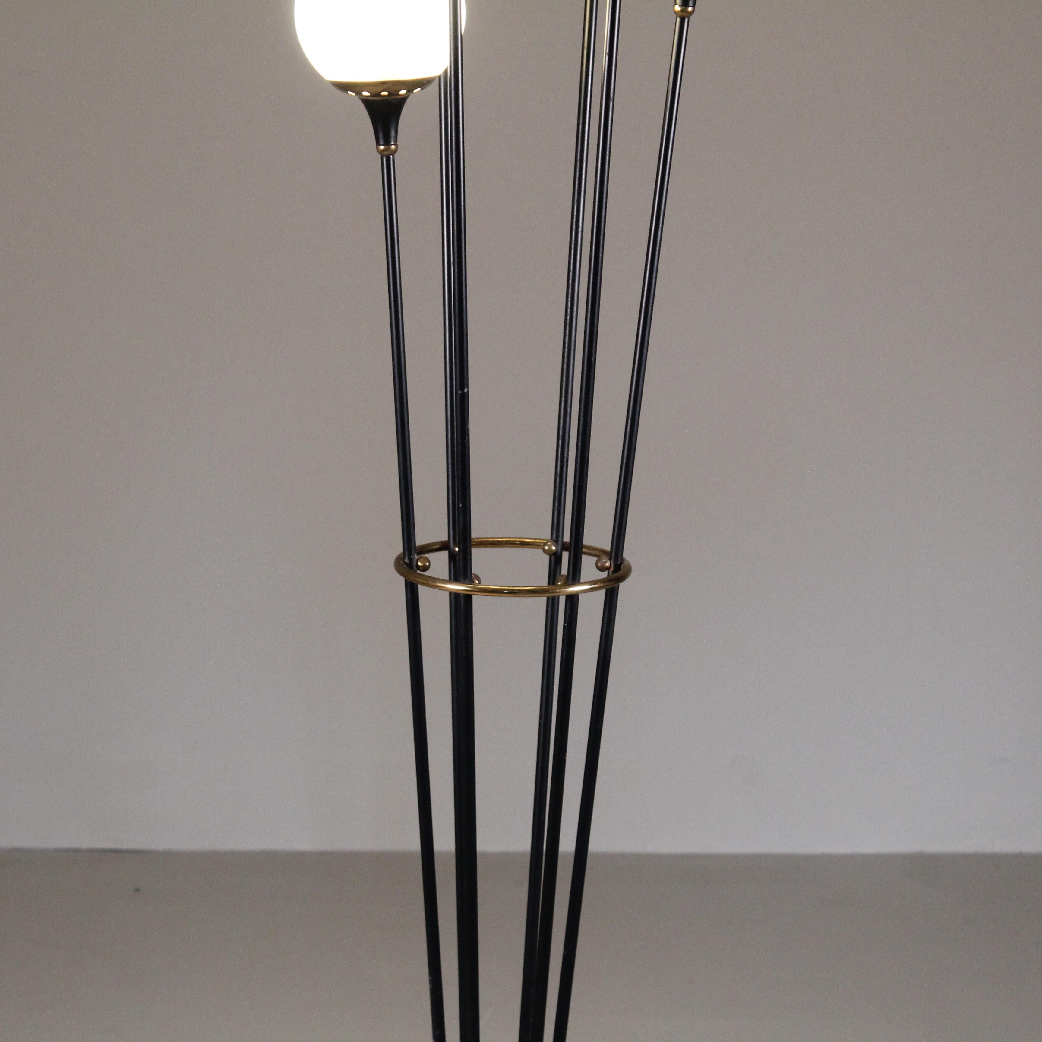 Lampada da terra modello Alberello anni 50 nera ottone bocce bianche in vendita 1