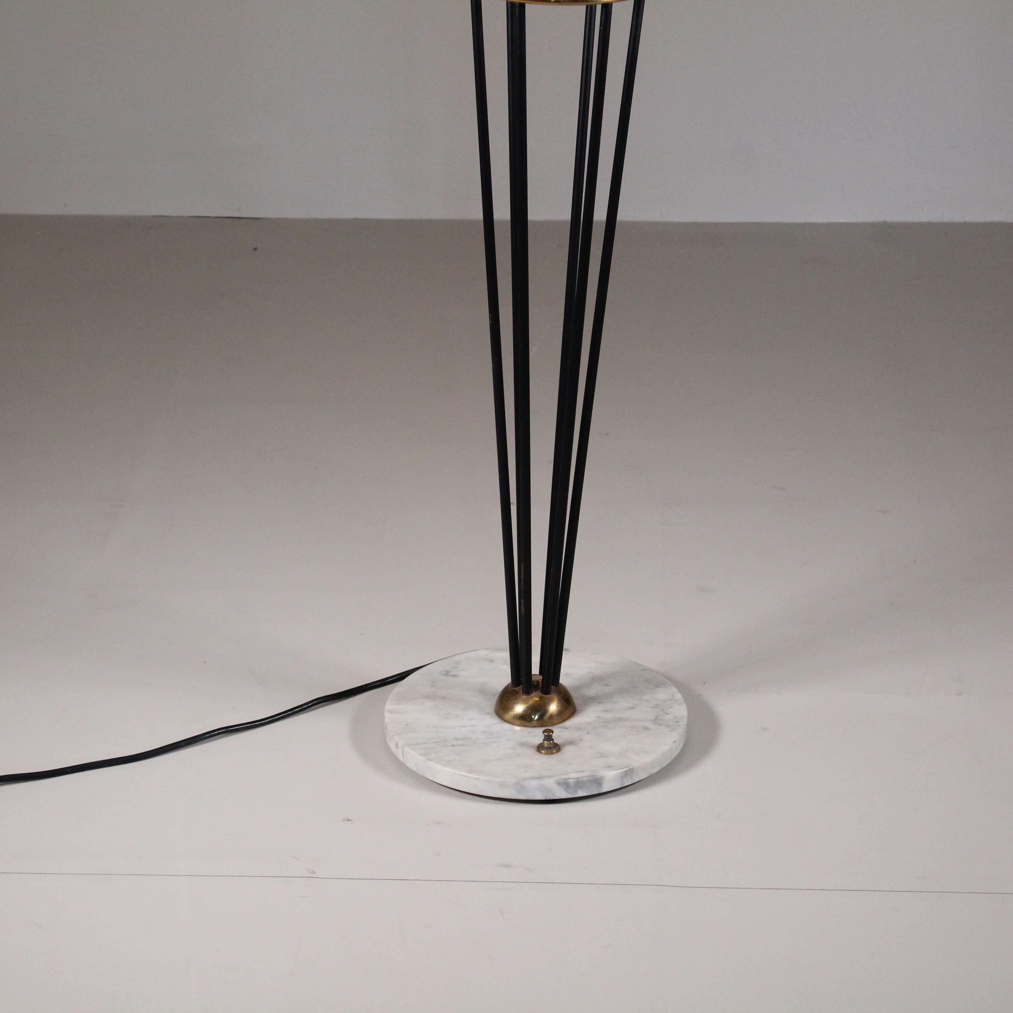 Lampada da terra modello Alberello anni 50 nera ottone bocce bianche in vendita 2