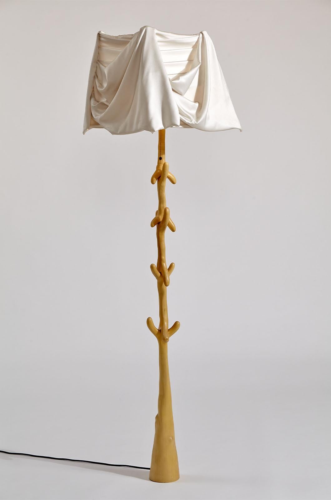 La lampada Ca Jones, progettata da Salvador Dalí per BD nel 1937, presenta un'estetica che affonda le sue radici nella fase surrealista dell'artista ed è un'ossessione che persiste nelle opere di Dalí, come si può vedere nei suoi dipinti 