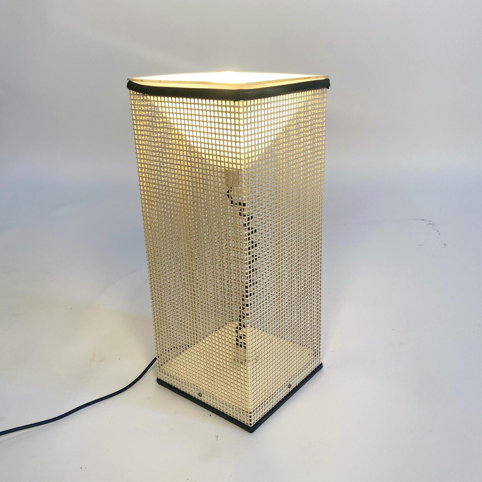 Lampada da terra Open disegnata da Paolo Piva e prodotta per Lumenform negli anni 70. Di origine veneziana, Piva affermava che alla base del suo lavoro ogni oggetto dovesse possedere grande eleganza e durabilità. In particolare, questo prodotto