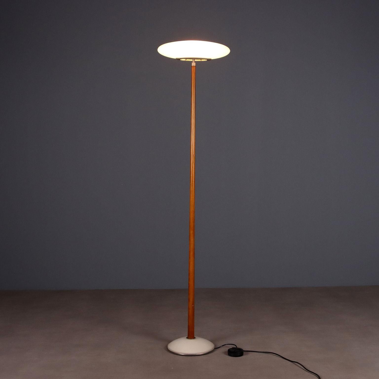 PAO, lampada da terra con base in vetro satinato, stelo in legno e diffusore ovale in vetro opalino. 