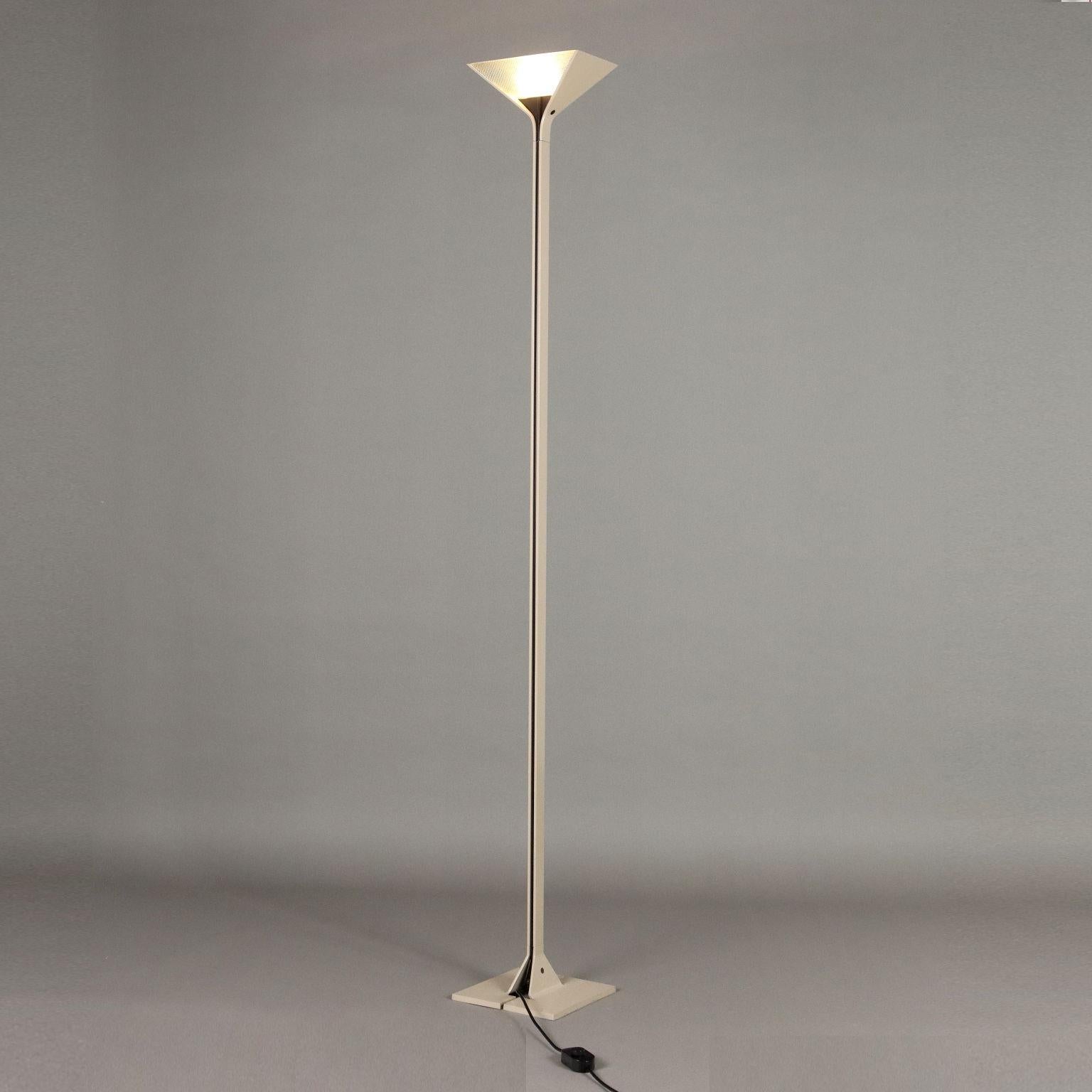 Lampada da terra vintage con struttura in alluminio smaltato e diffusore in vetro prismatico. 