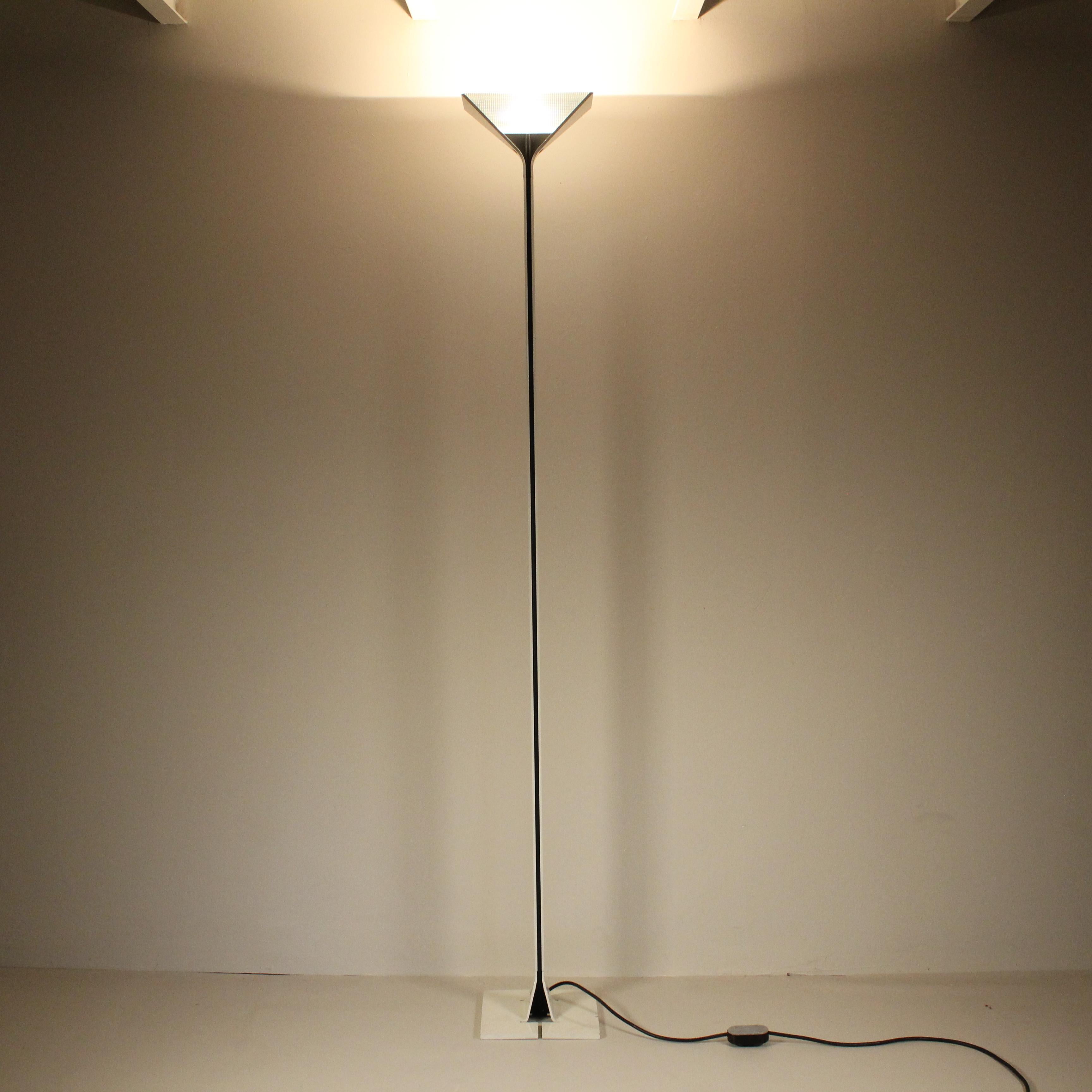 Conditions: Good
Materials: Aluminum, Prismatic glass
Era: 1980
Measurements: 27x25x192 cm
The 