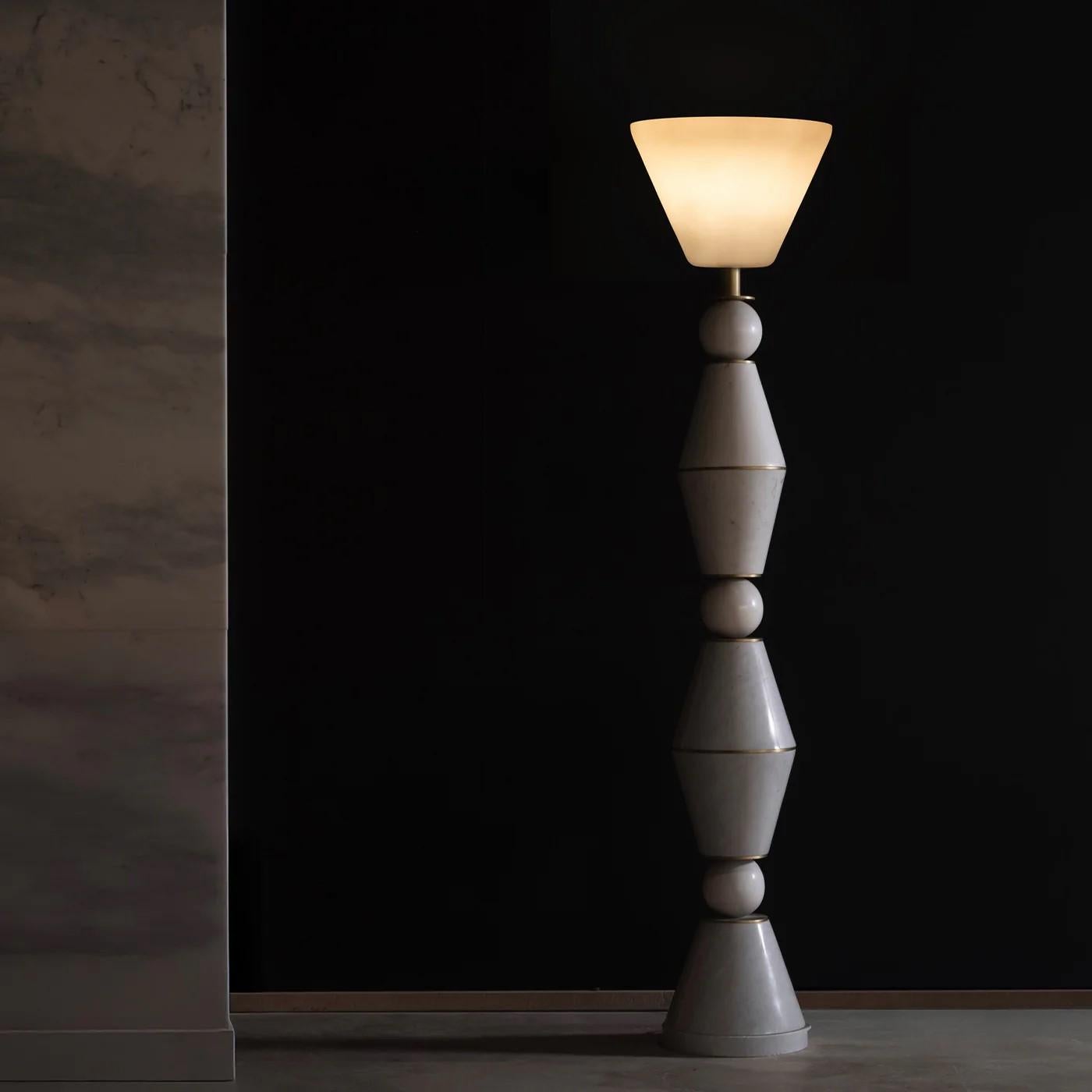 Lampe de terre avec un design scultoreo composto da elementi geometrici impilati realizzati in marmo bianco di Carrara, intervallati da sottili accenti metallici. 
Faisant partie de la collection Somnium, cette pièce met en évidence des tons vifs
