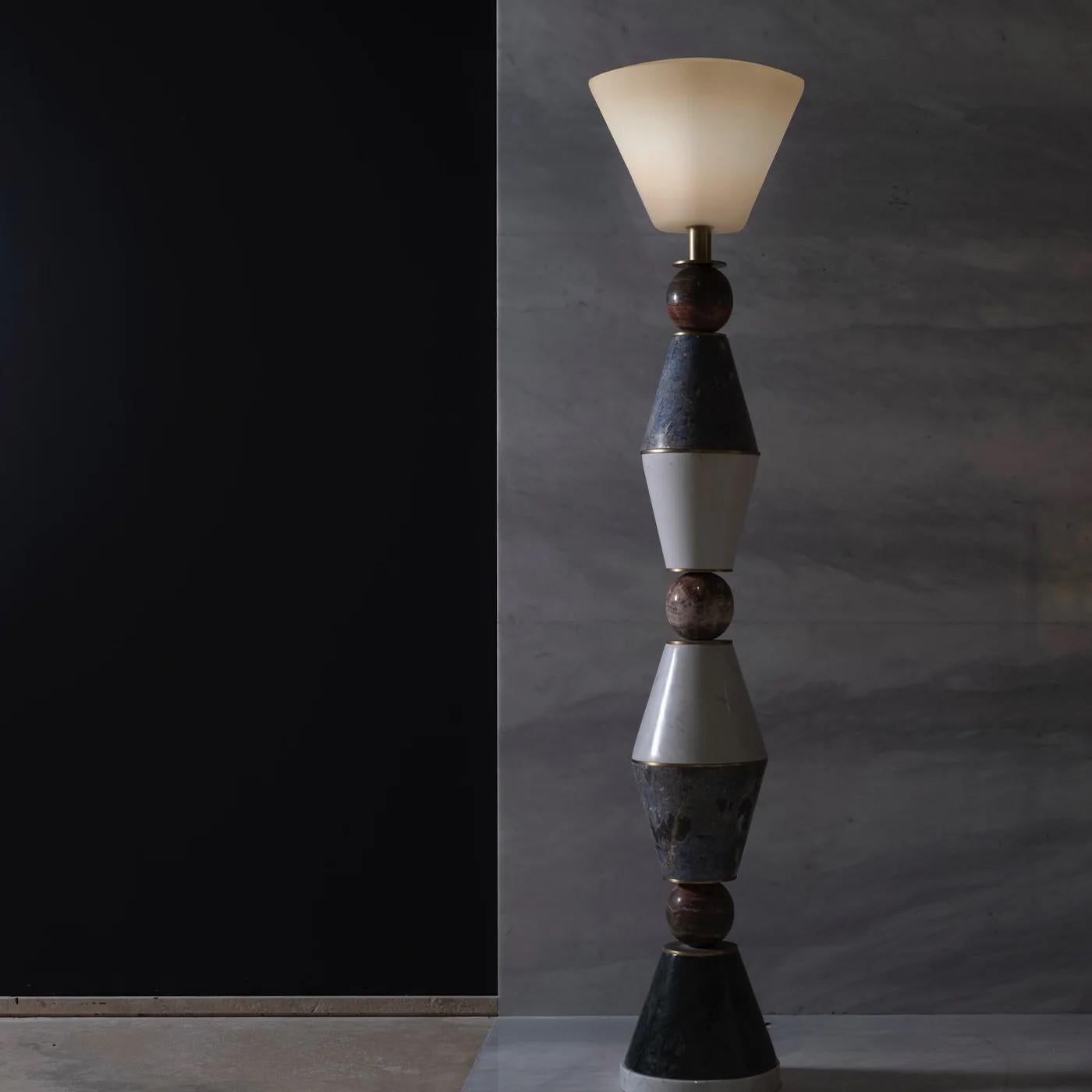 La lampe de paviment Pieces d'Ashley Gadeova présente une combinaison exceptionnelle de quatre marbres différents (onice fantastico, marmo di Carrara, marmo verde India et sodalite blue royal) dans des tonalités vivantes et naturelles. Ce design met