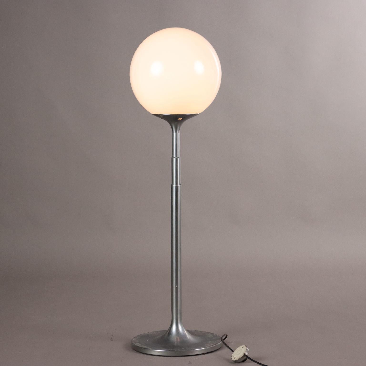 Lampe télescopique réglable en hauteur en métal chromé et verre blanc. 