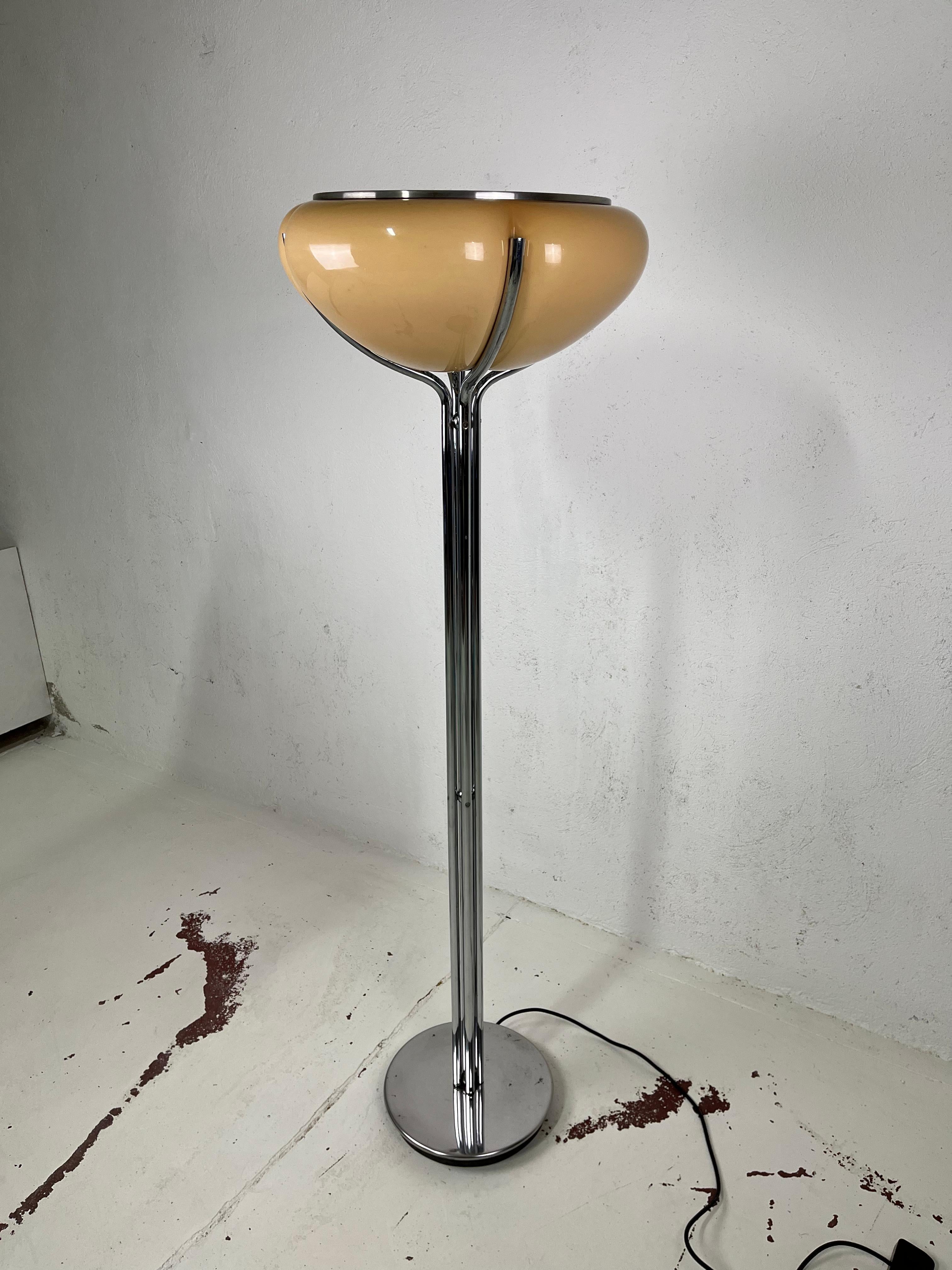 Italian Quadrifoglio Gae Aulenti Harvey Guzzini 1970 lampadaire