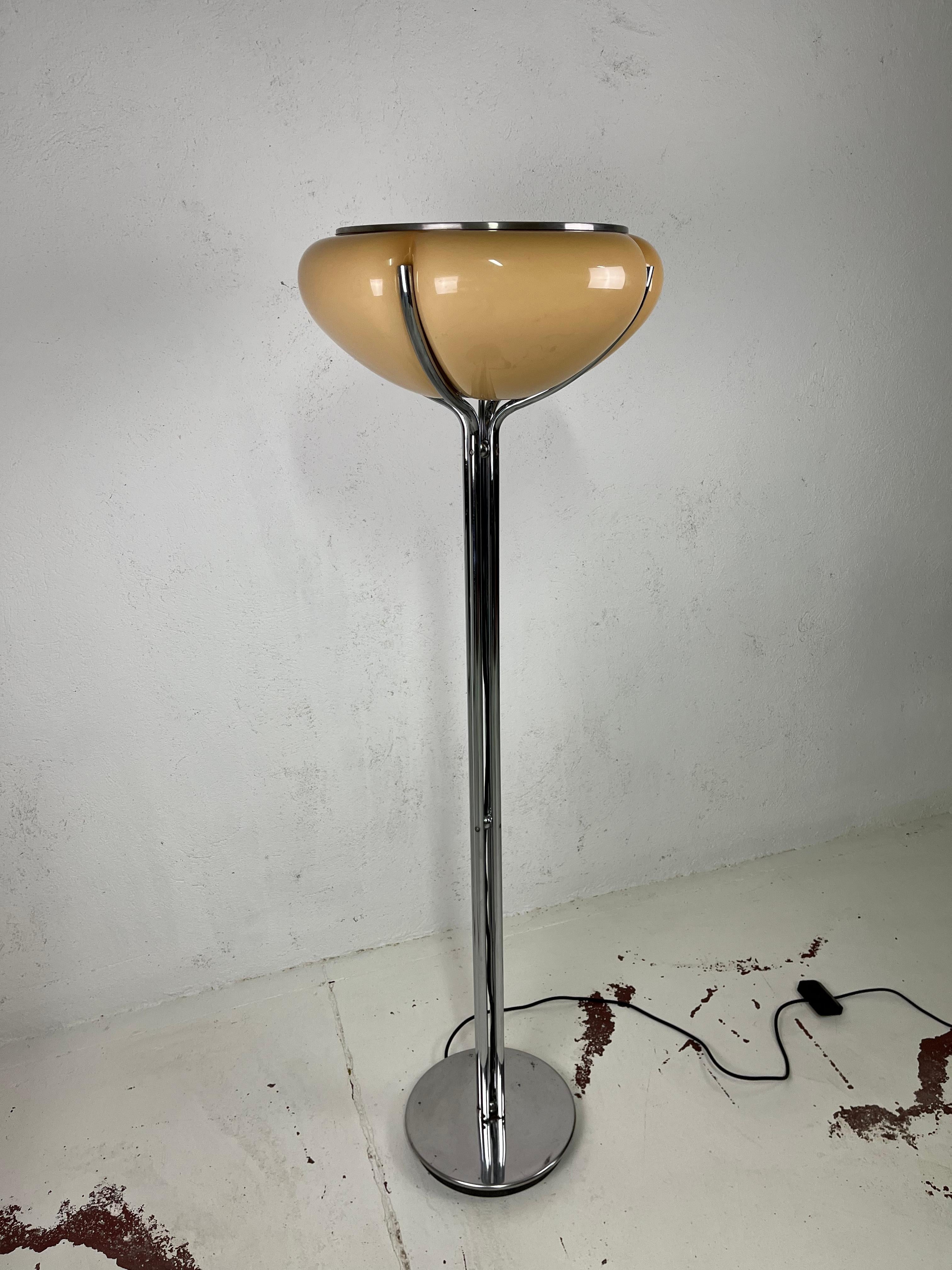 Quadrifoglio Gae Aulenti Harvey Guzzini 1970 lampadaire Bon état à Arezzo, IT
