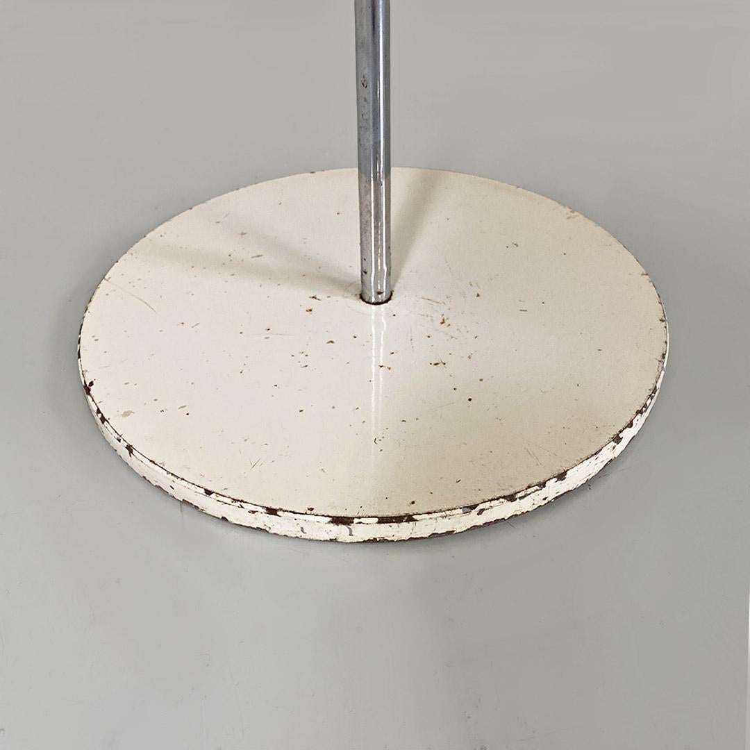 Lampada da terra regolabile, italiana moderna, in metallo e plexiglass, 1970 ca. For Sale 9