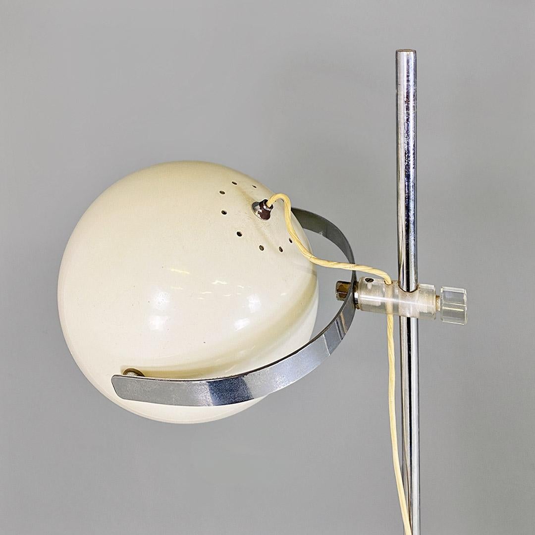Lampada da terra regolabile, italiana moderna, in metallo e plexiglass, 1970 ca. For Sale 1
