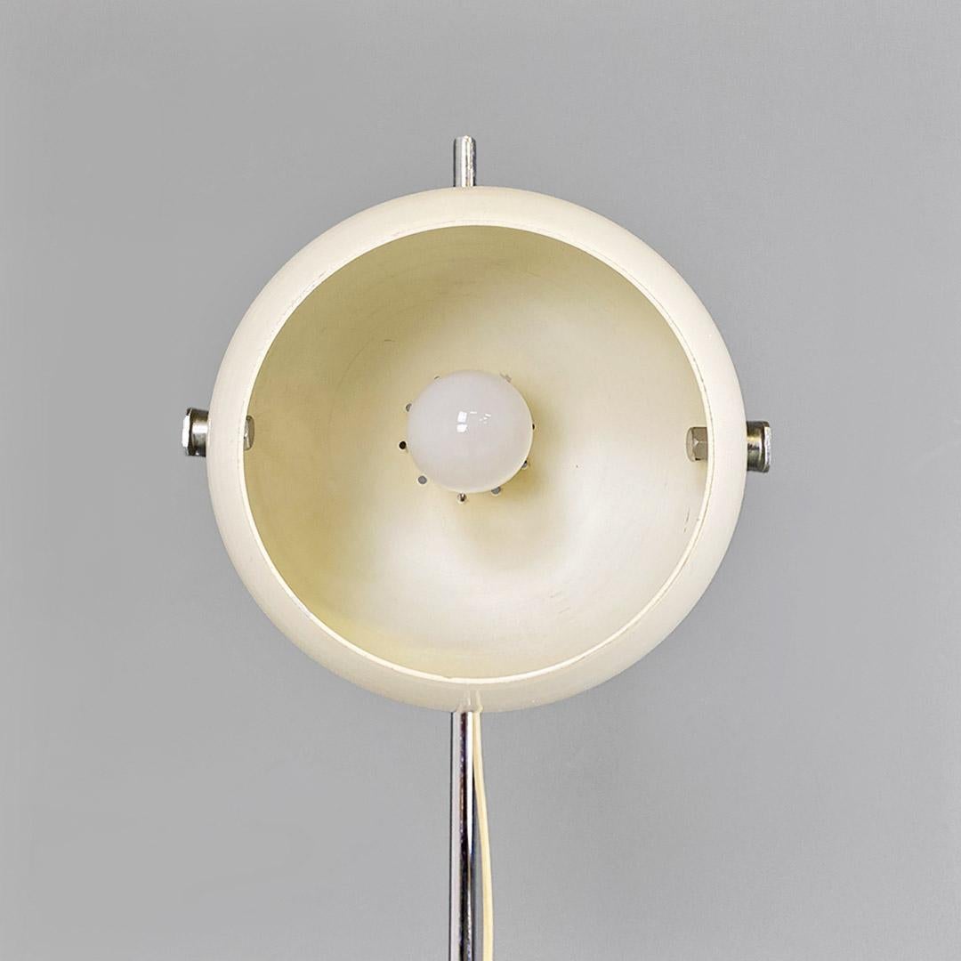 Lampada da terra regolabile, italiana moderna, in metallo e plexiglass, 1970 ca. For Sale 2