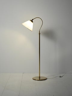 Lampada da terra scandinava a collo curvo in ottone, anni ’50