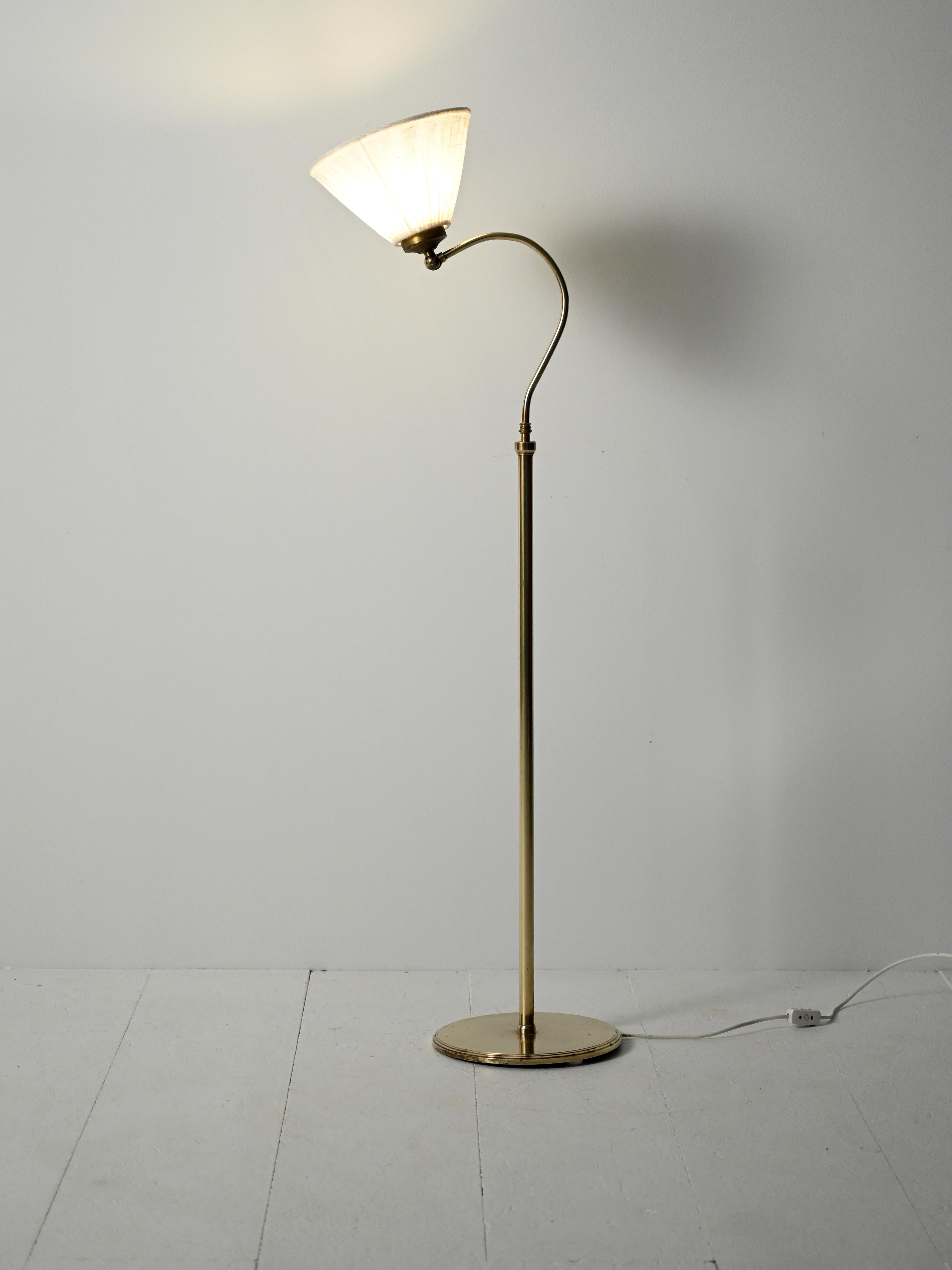 Scandinavo moderno Lampada da terra scandinava a collo curvo in ottone, anni ’50 in vendita