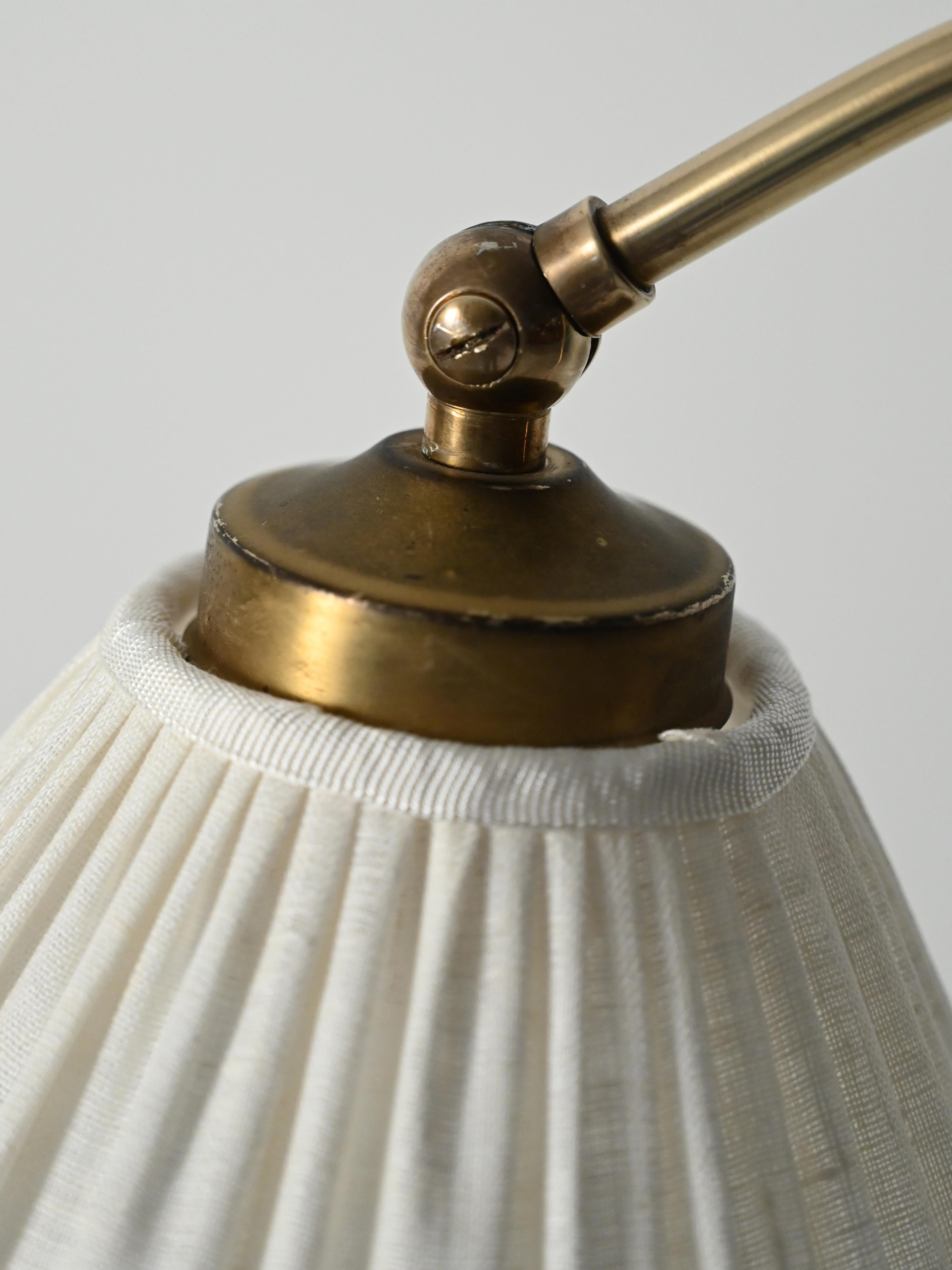 Lampada da terra scandinava a collo curvo in ottone, anni ’50 In condizioni buone in vendita a Brescia, IT