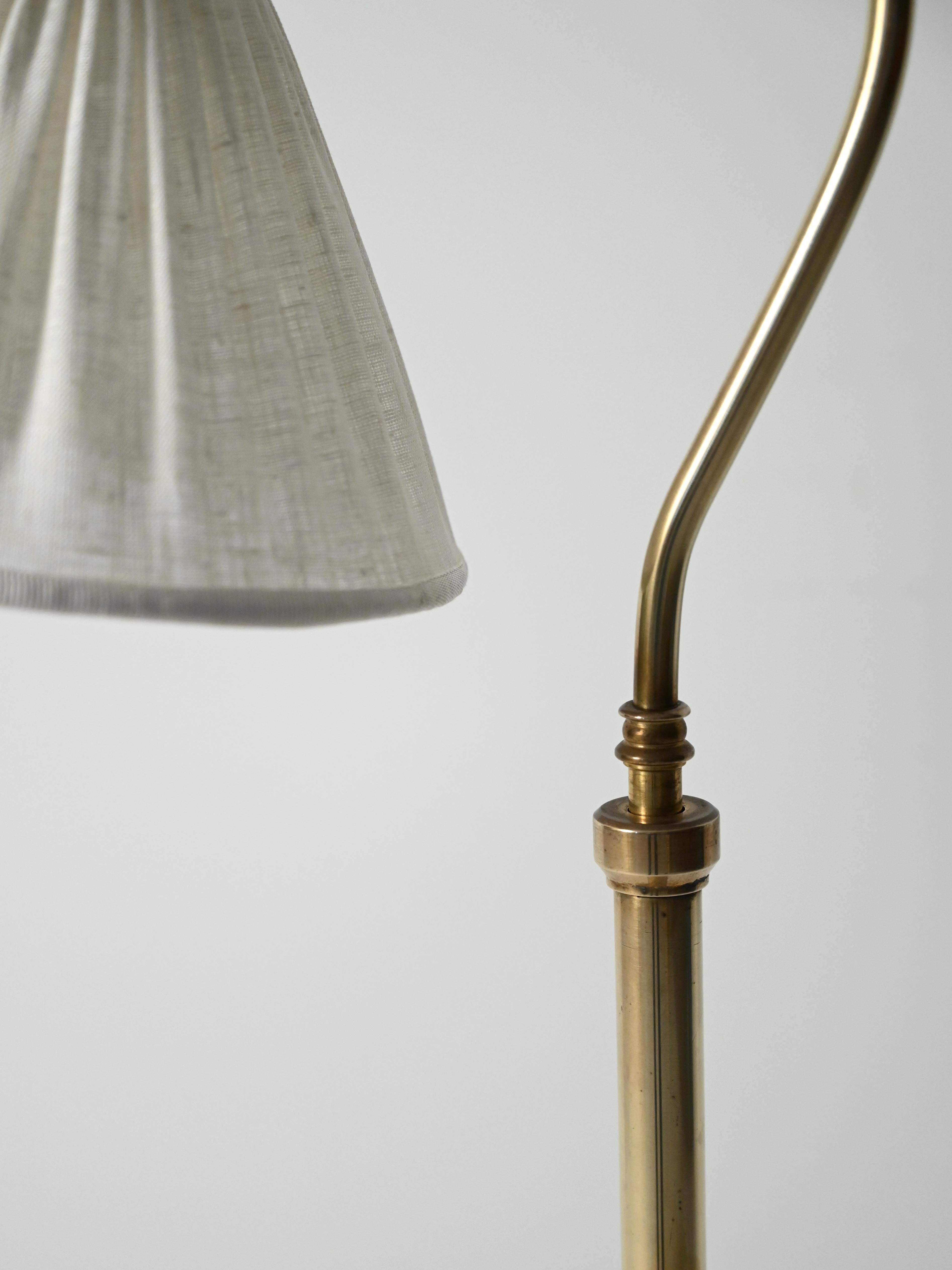 Metà XX secolo Lampada da terra scandinava a collo curvo in ottone, anni ’50 in vendita