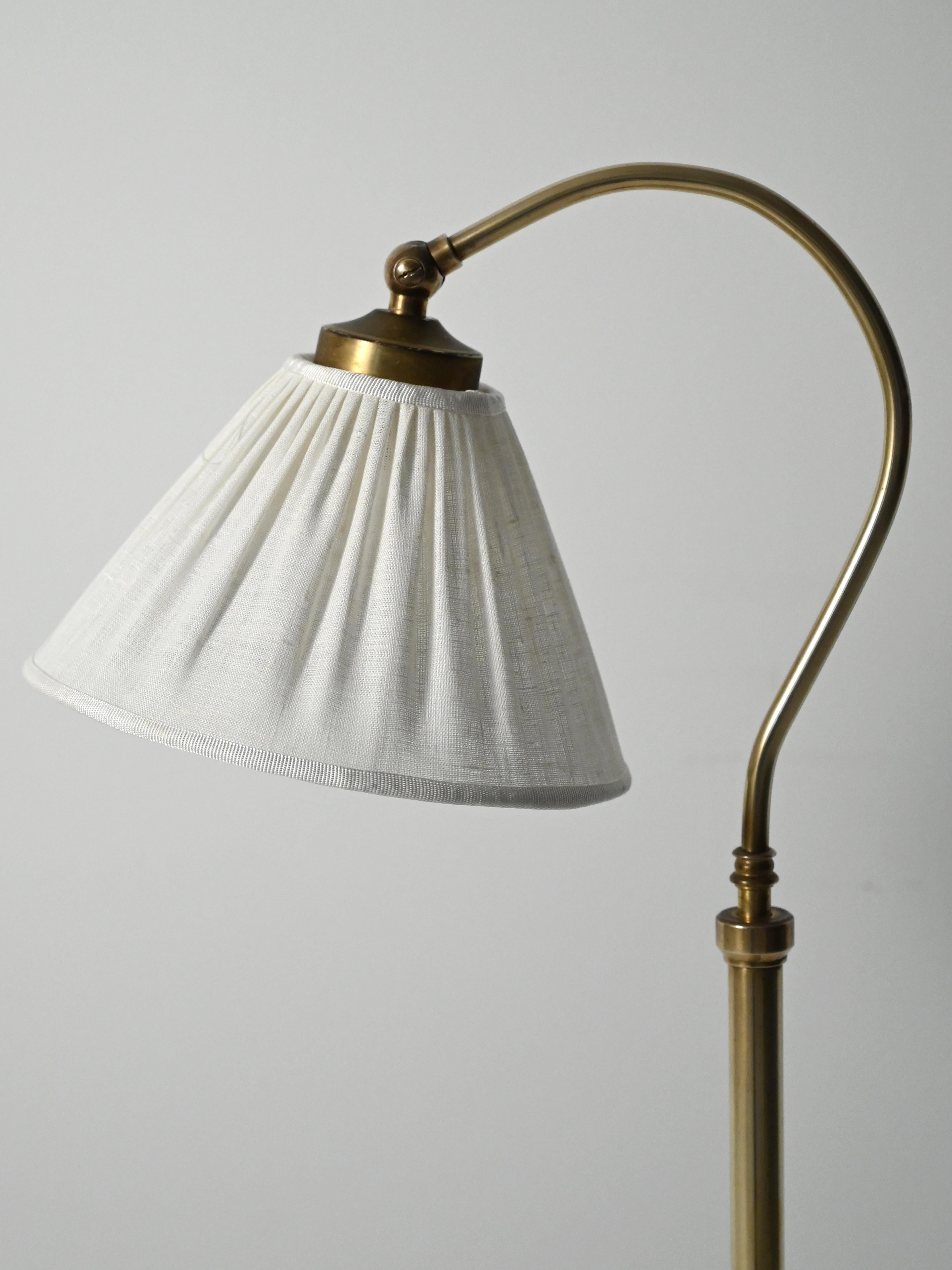 Lampada da terra scandinava a collo curvo in ottone, anni ’50 in vendita 2