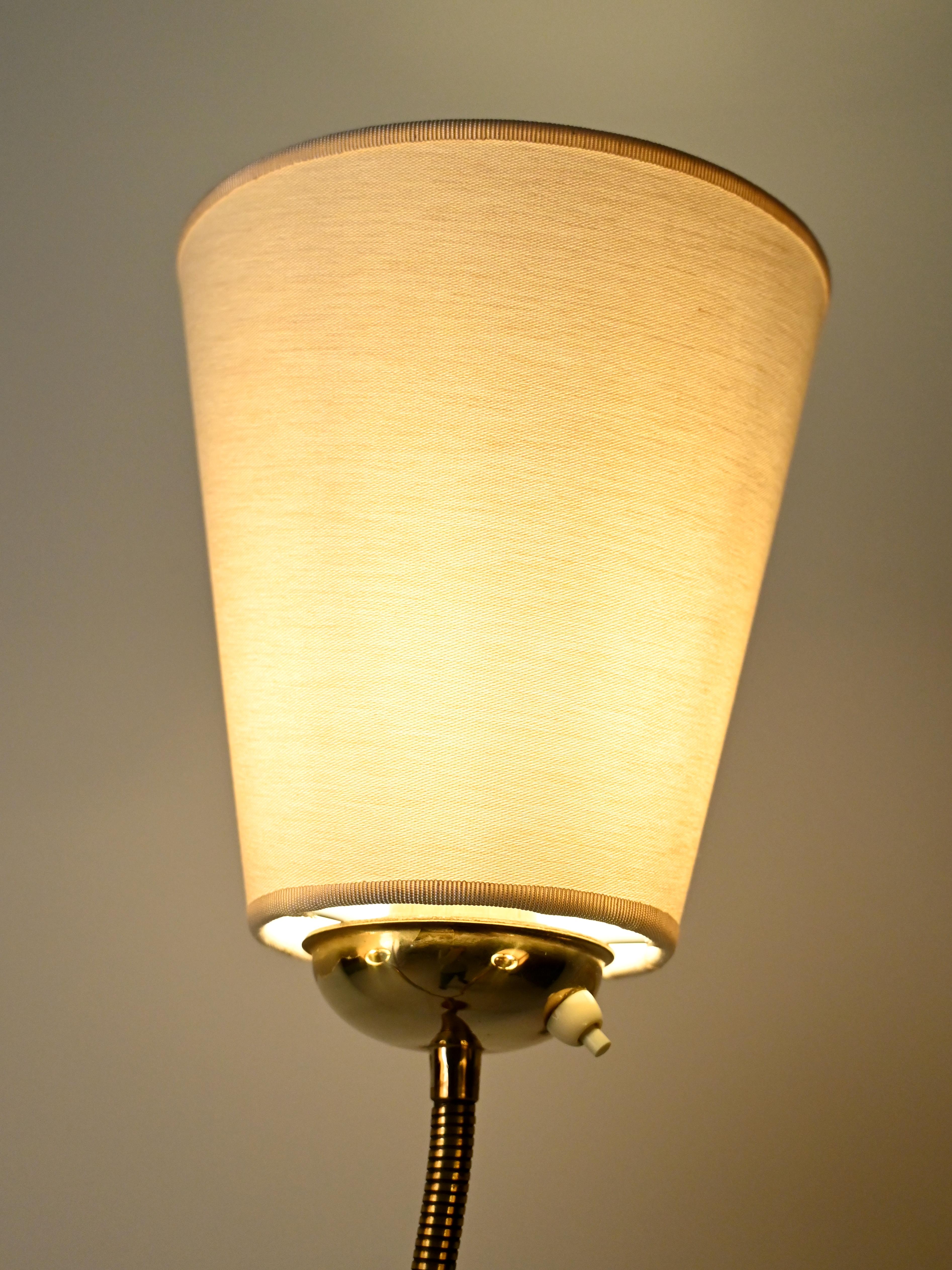 Lampada da terra scandinava a tre bracci in teak e ottone, anni 40–50 en vente 4