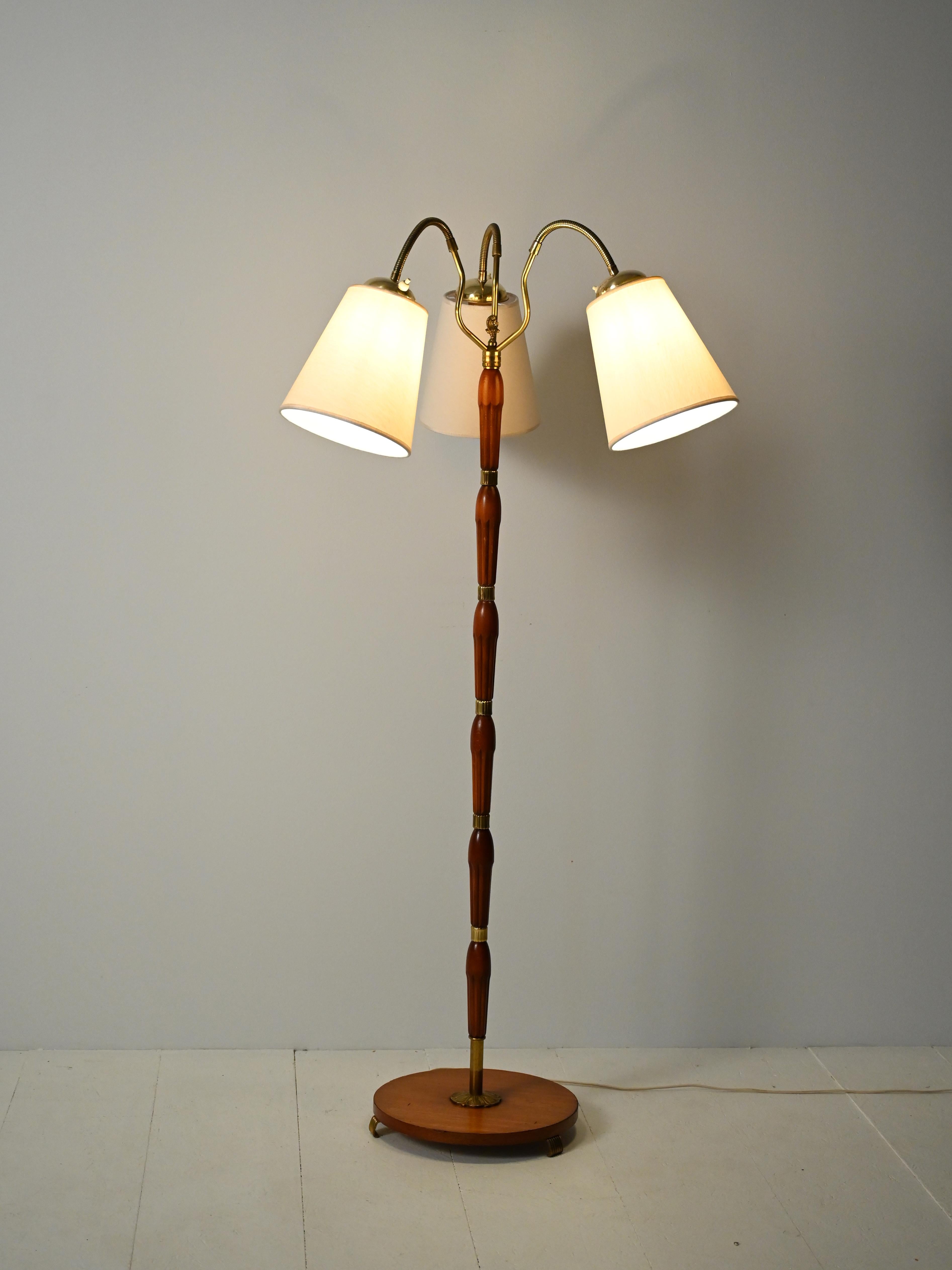 Scandinave moderne Lampada da terra scandinava a tre bracci in teak e ottone, anni 40–50 en vente