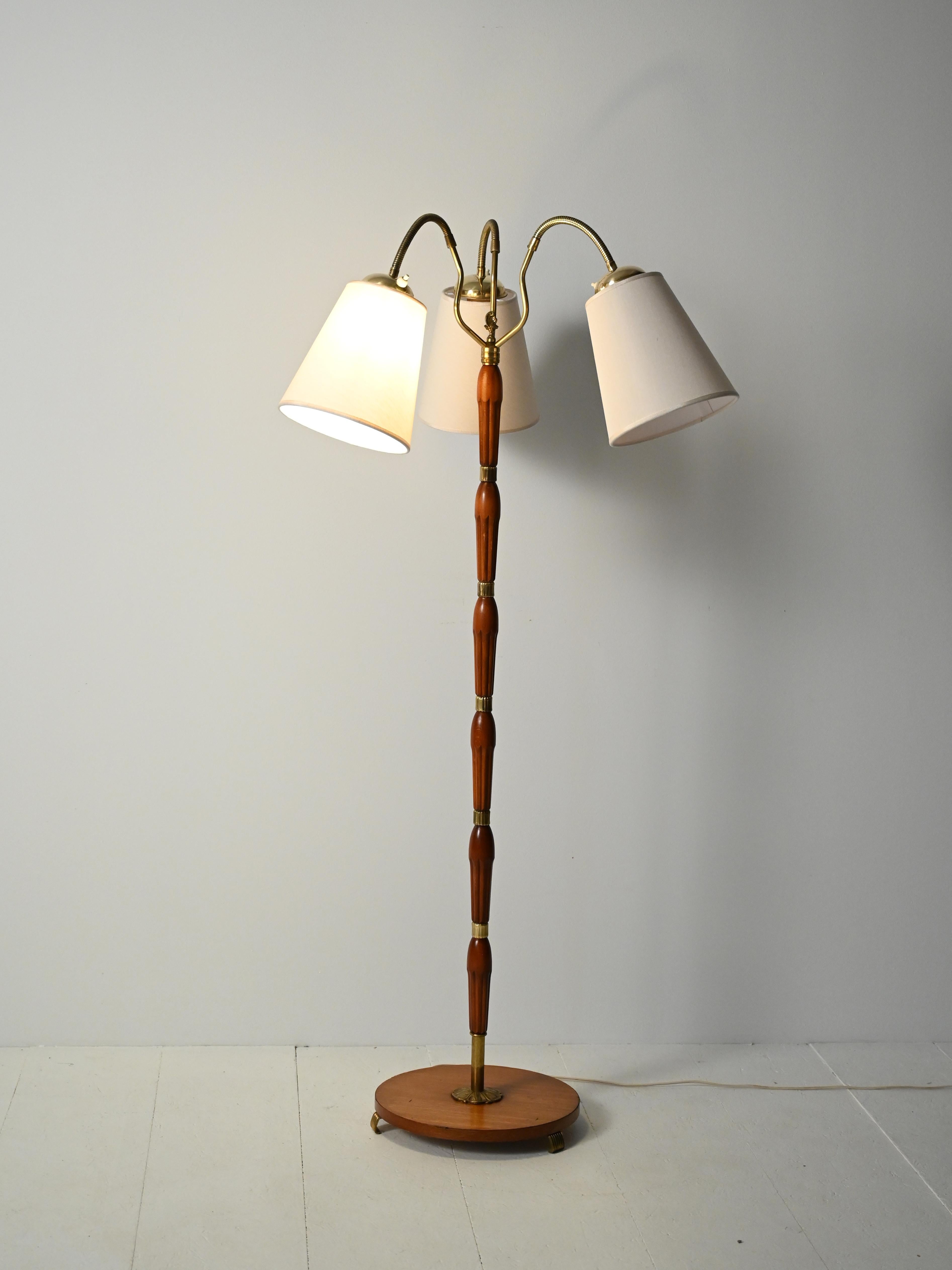 Scandinave Lampada da terra scandinava a tre bracci in teak e ottone, anni 40–50 en vente