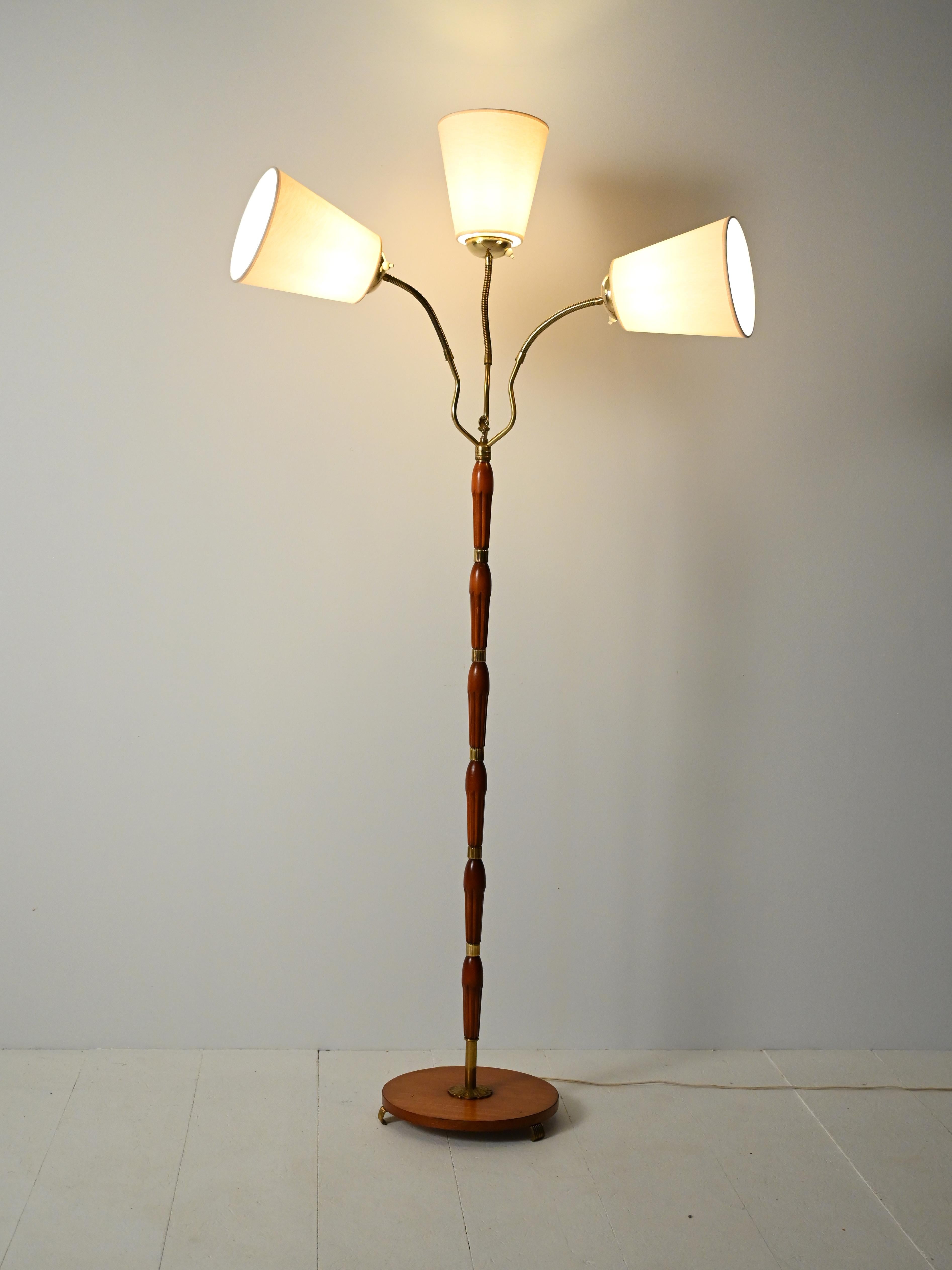 Lampada da terra scandinava a tre bracci in teak e ottone, anni 40–50 Bon état - En vente à Brescia, IT