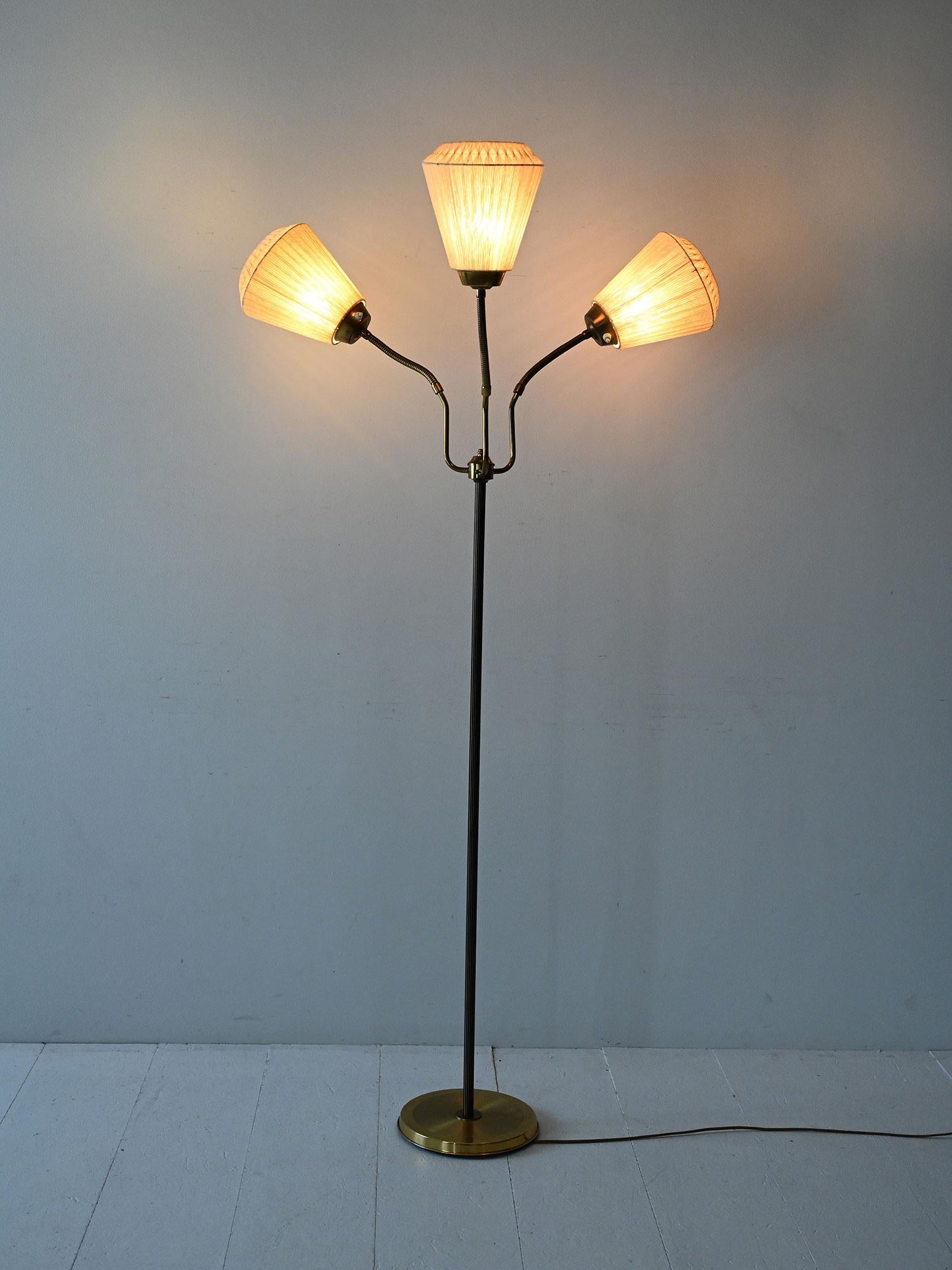Vintage floor lamp by AB BEA, satin brass frame and wire lampshades with visible signs of wear.

Floor lamp from the 1950s produced by the Swedish company AB BEA. The satin brass frame retains an even patina, while the three natural wire lampshades