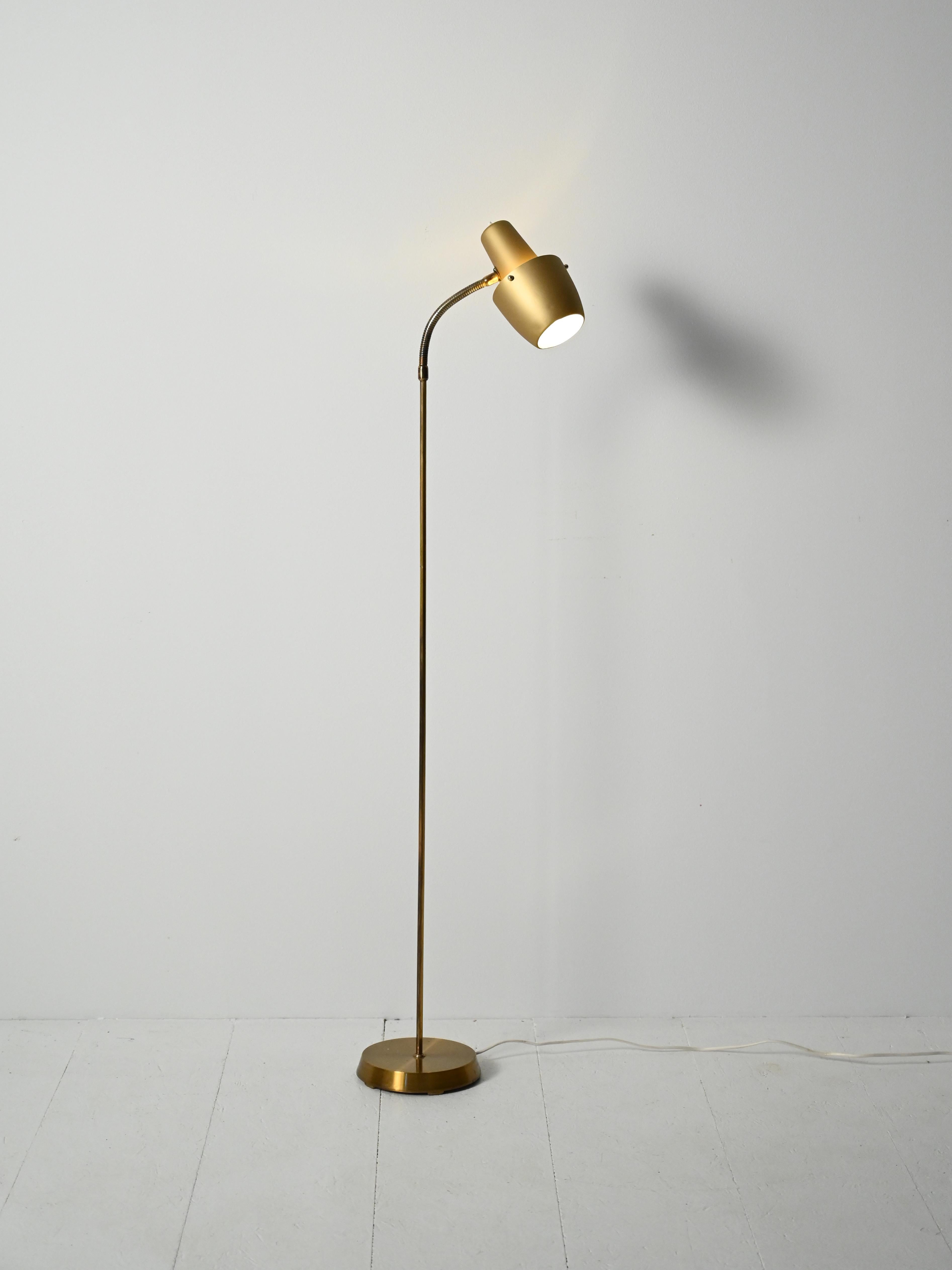 Lámpara de pie de bronce y metal cromado de color oro, base redonda y brazo de 