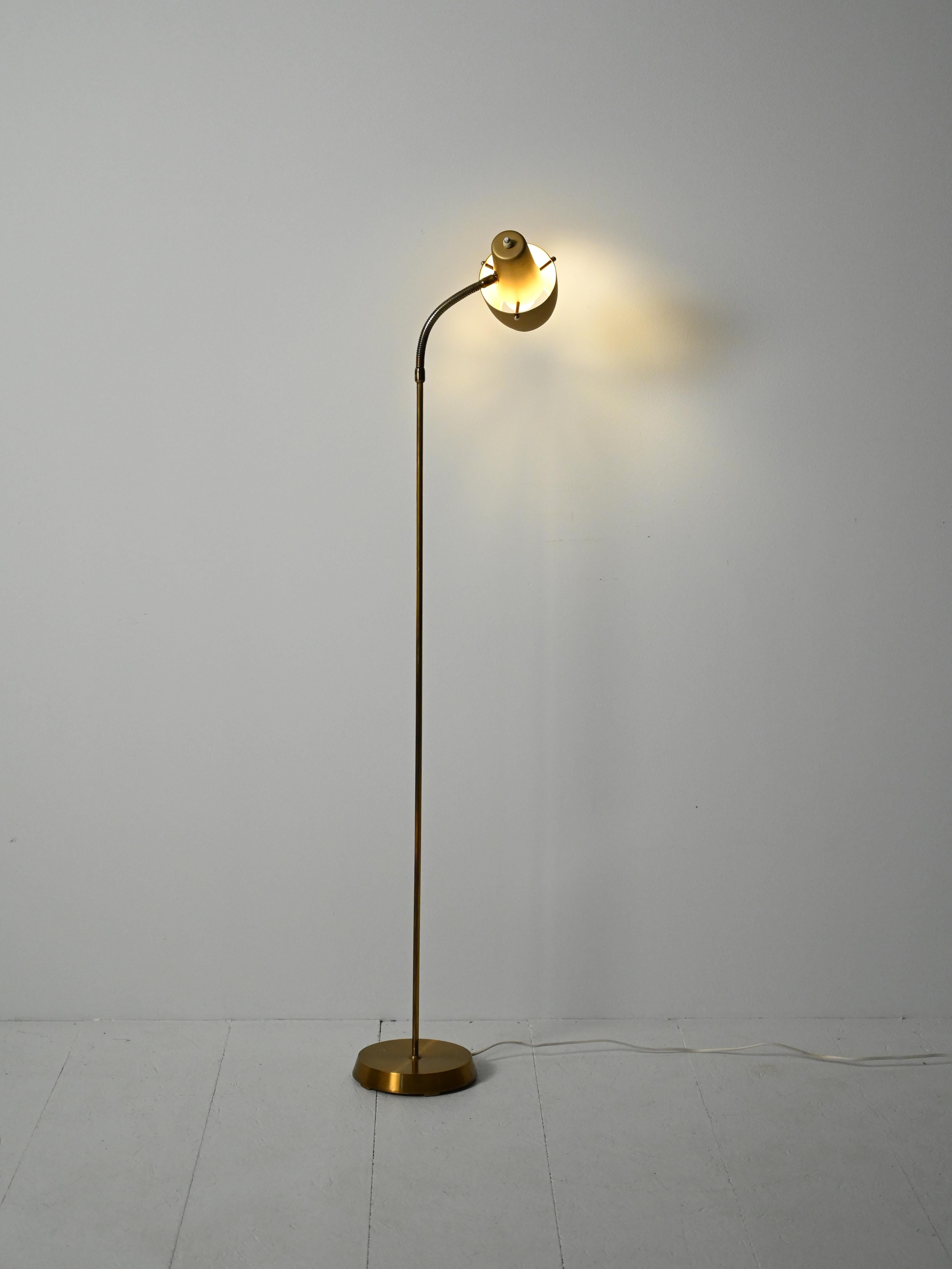 Lampada da terra scandinava anni '50/'60 in ottone Escandinavo moderno en venta