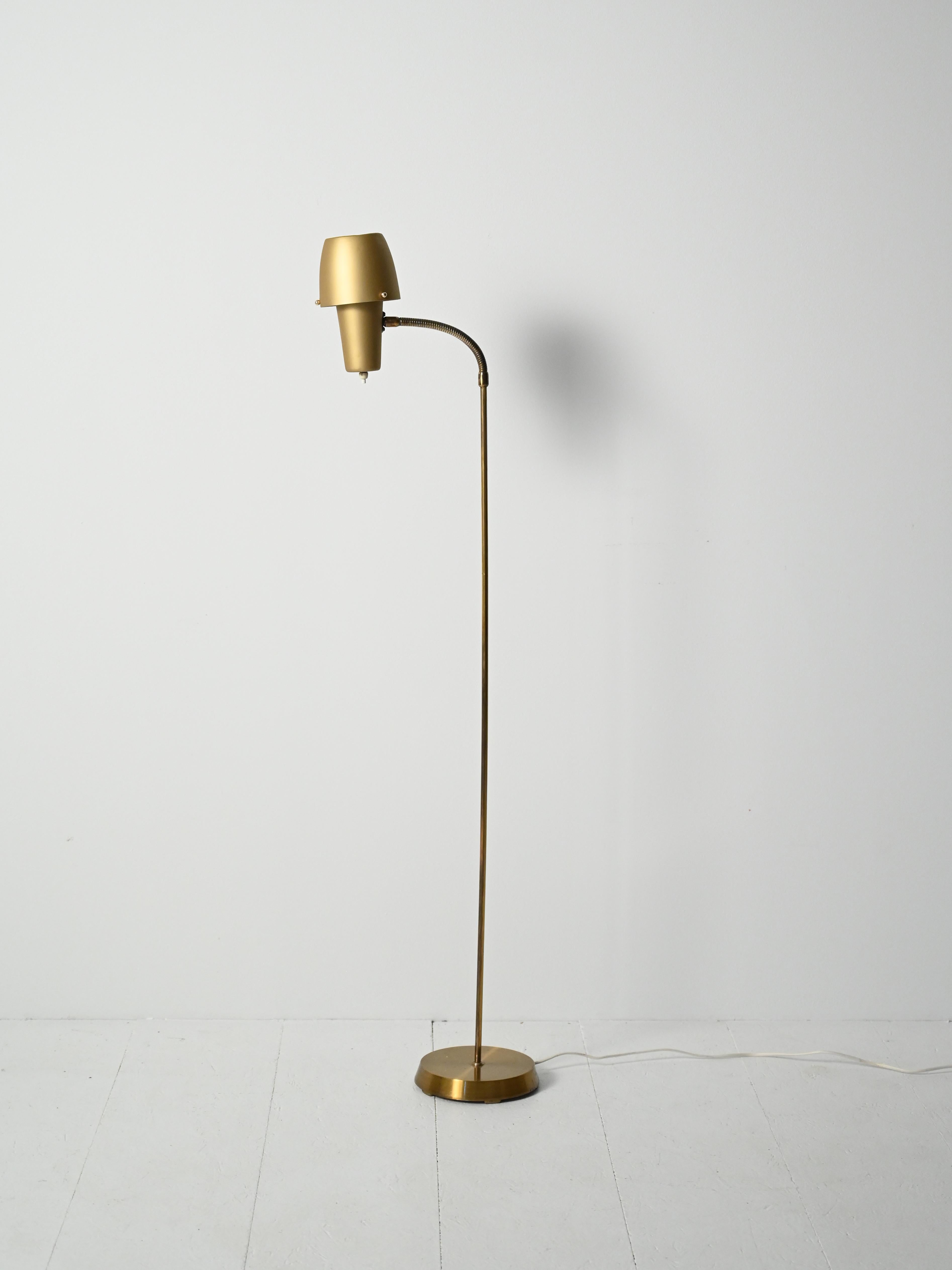 Lampada da terra scandinava anni '50/'60 in ottone mediados del siglo XX en venta