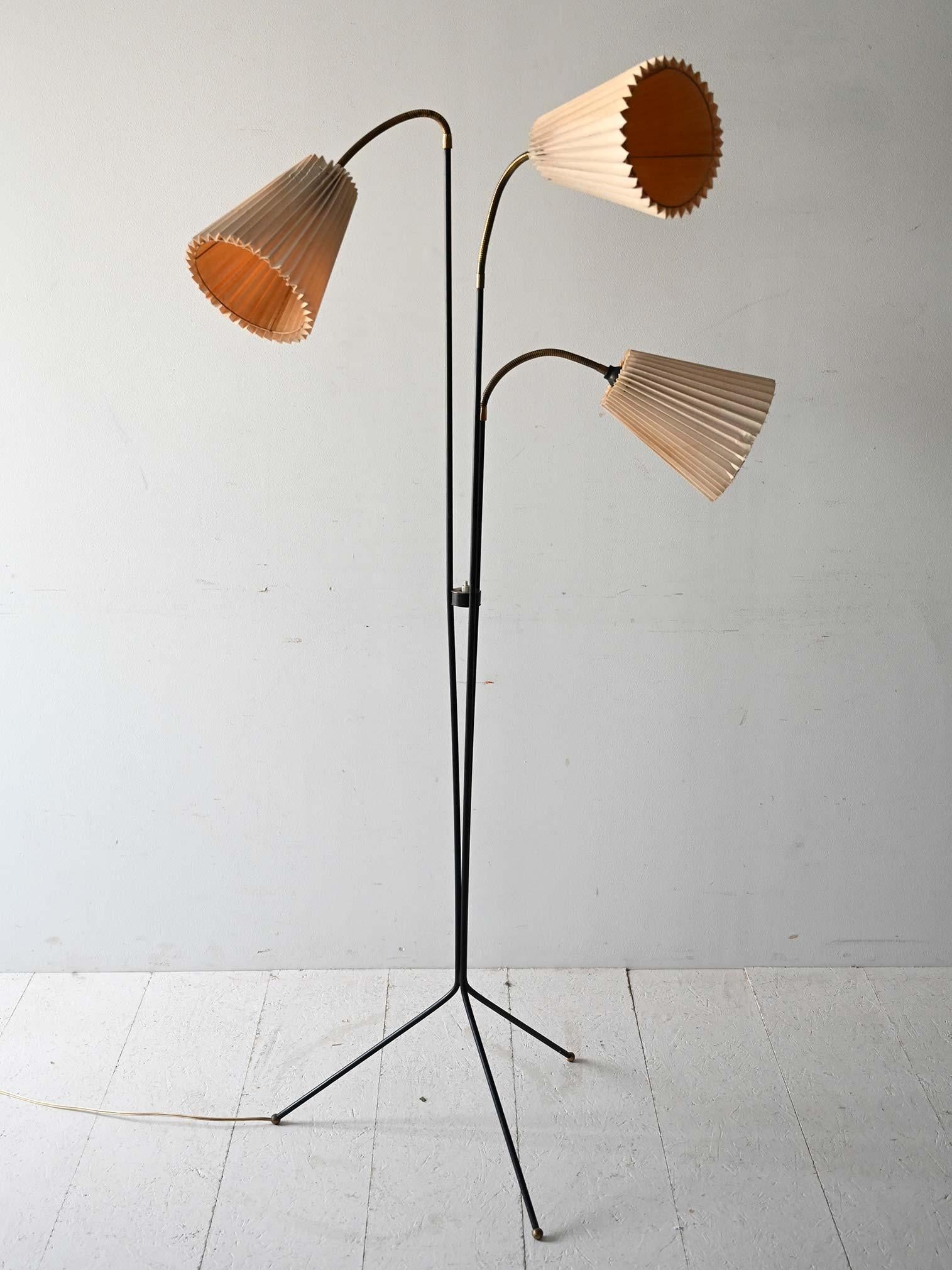 Scandinavian 1950s floor lamp with three arms In Good Condition For Sale In Brescia, IT