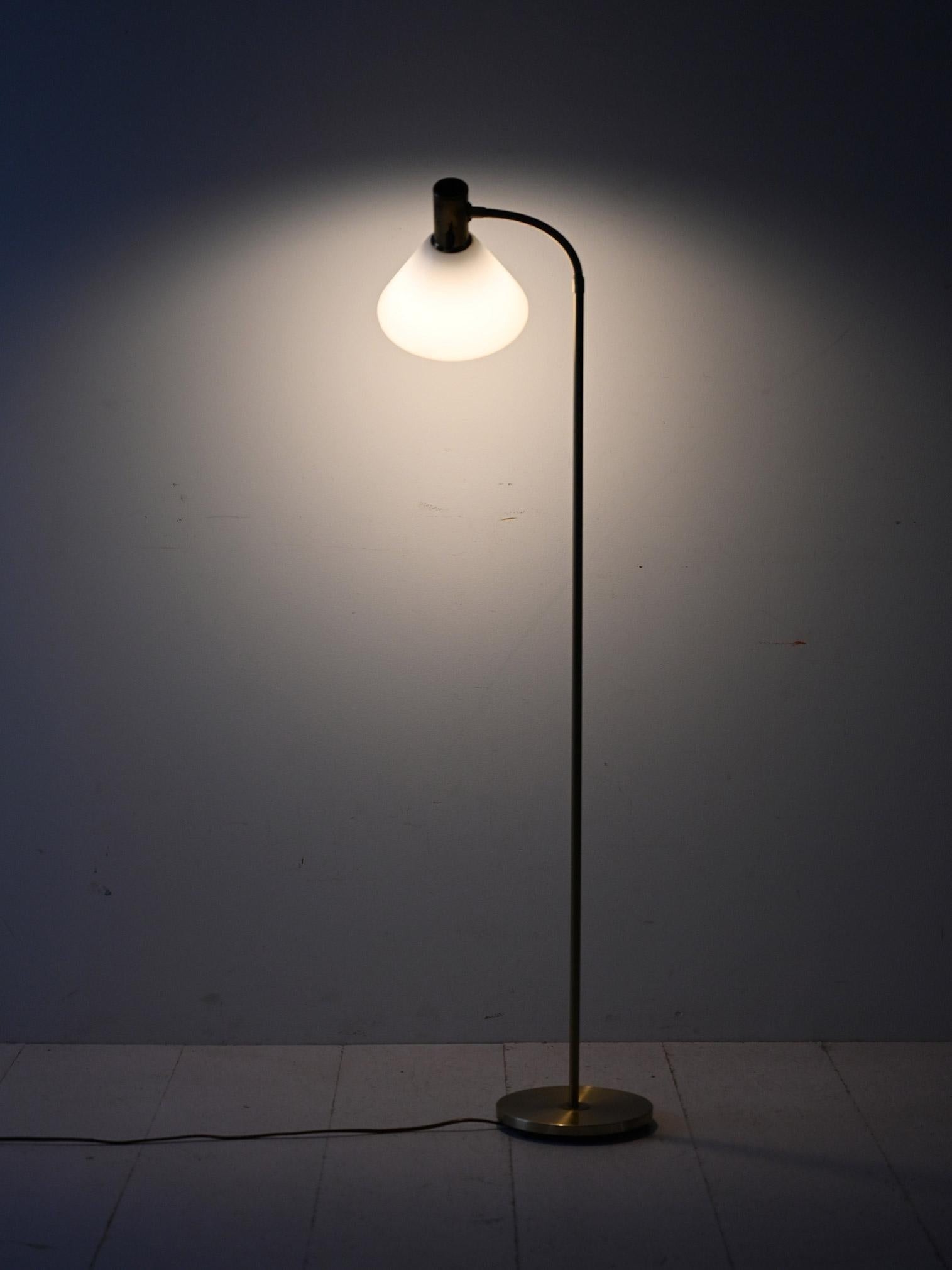 Lampada da terra scandinava anni '50, in ottone con paralume in vetro opalino. Design ispirato allo stile di ASEA.

Elegante lampada da terra scandinava degli anni '50, con struttura in ottone e paralume in vetro opalino. Il braccio flessibile