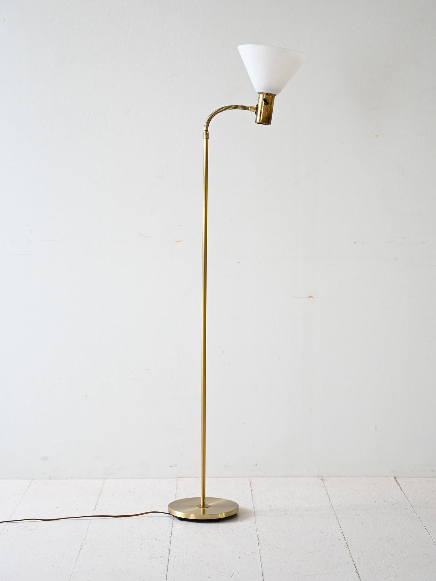 Scandinavo moderno Lampada da terra scandinava anni '50 in ottone in vendita