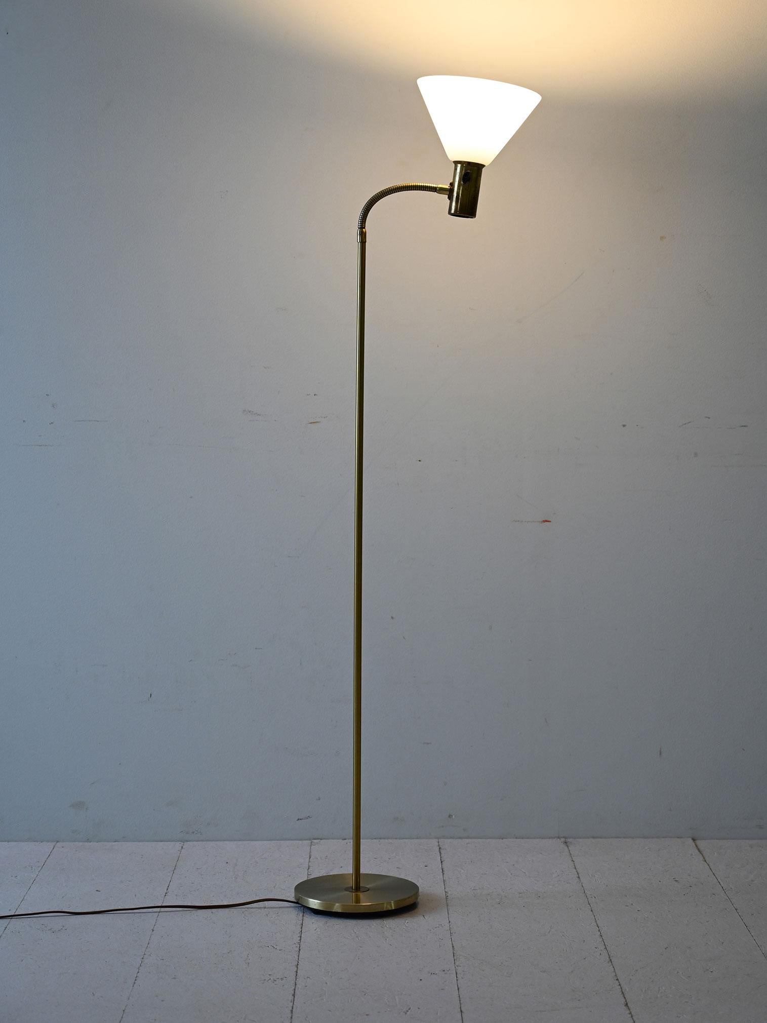 Swedish Lampada da terra scandinava anni '50 in ottone in vendita