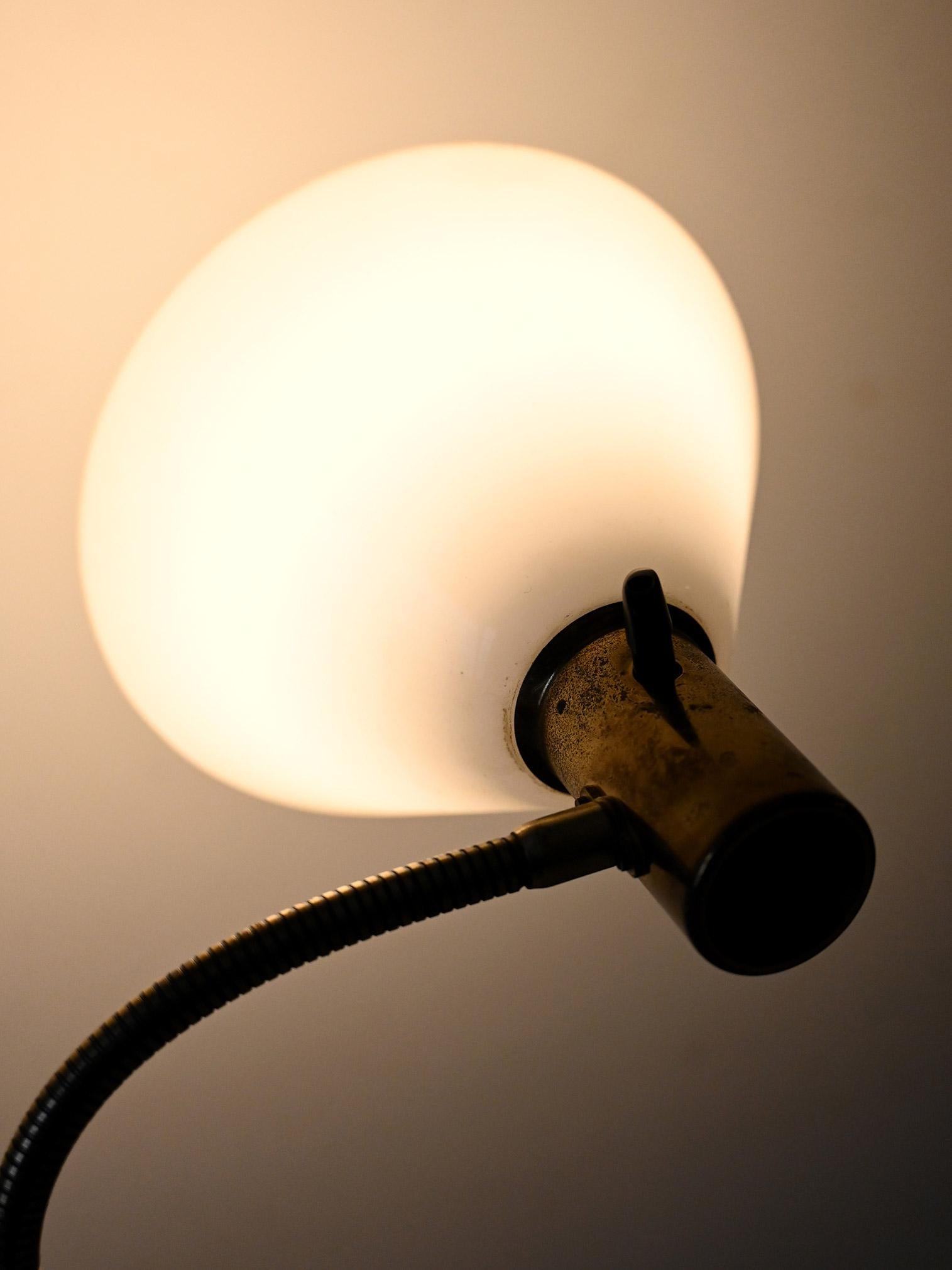 Lampada da terra scandinava anni '50 in ottone In condizioni buone in vendita a Brescia, IT