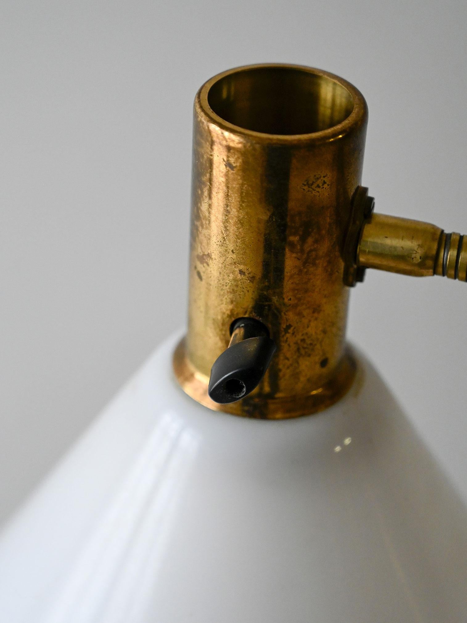 Mid-20th Century Lampada da terra scandinava anni '50 in ottone in vendita