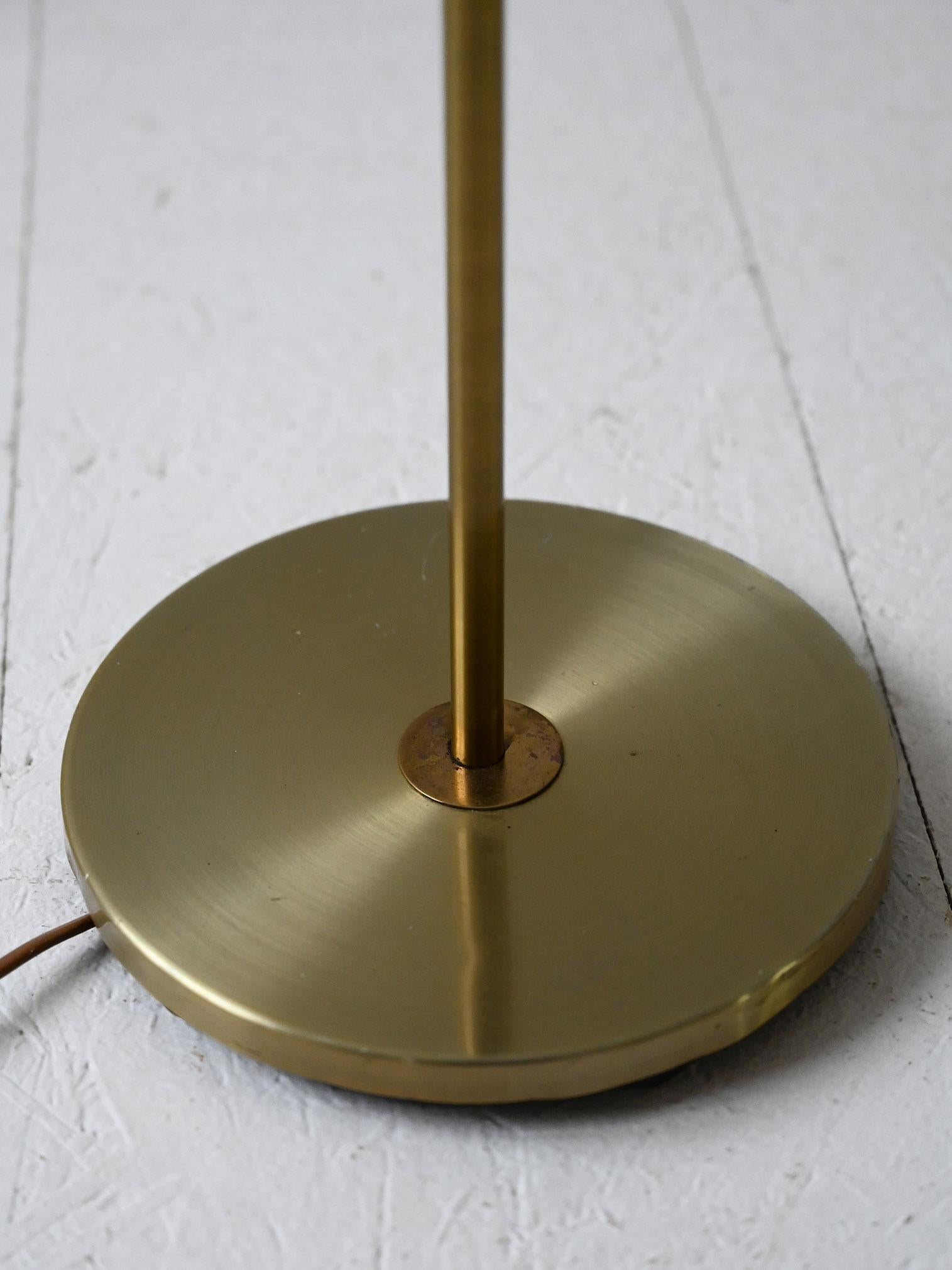 Ottone Lampada da terra scandinava anni '50 in ottone in vendita