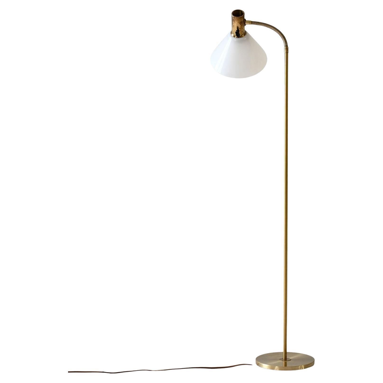 Lampada da terra scandinava anni '50 in ottone in vendita