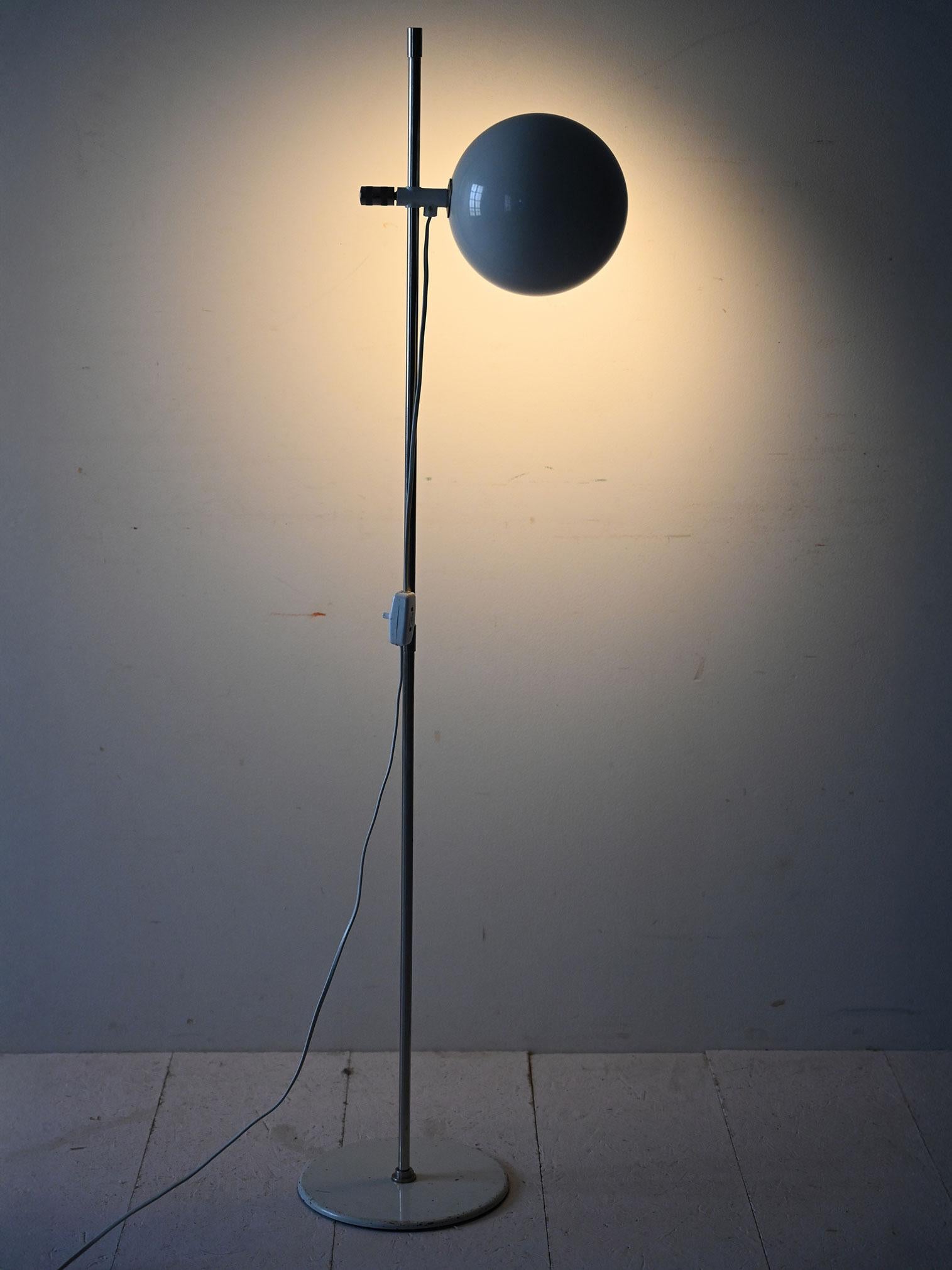 Vintage chrome metal lamp with swivel projector. Scandinavian 60s/70s design, height adjustable frame.

Vintage Scandinavian floor lamp from the 1960s/70s with chrome metal frame and round lacquered base. The swiveling spotlight, mounted on a