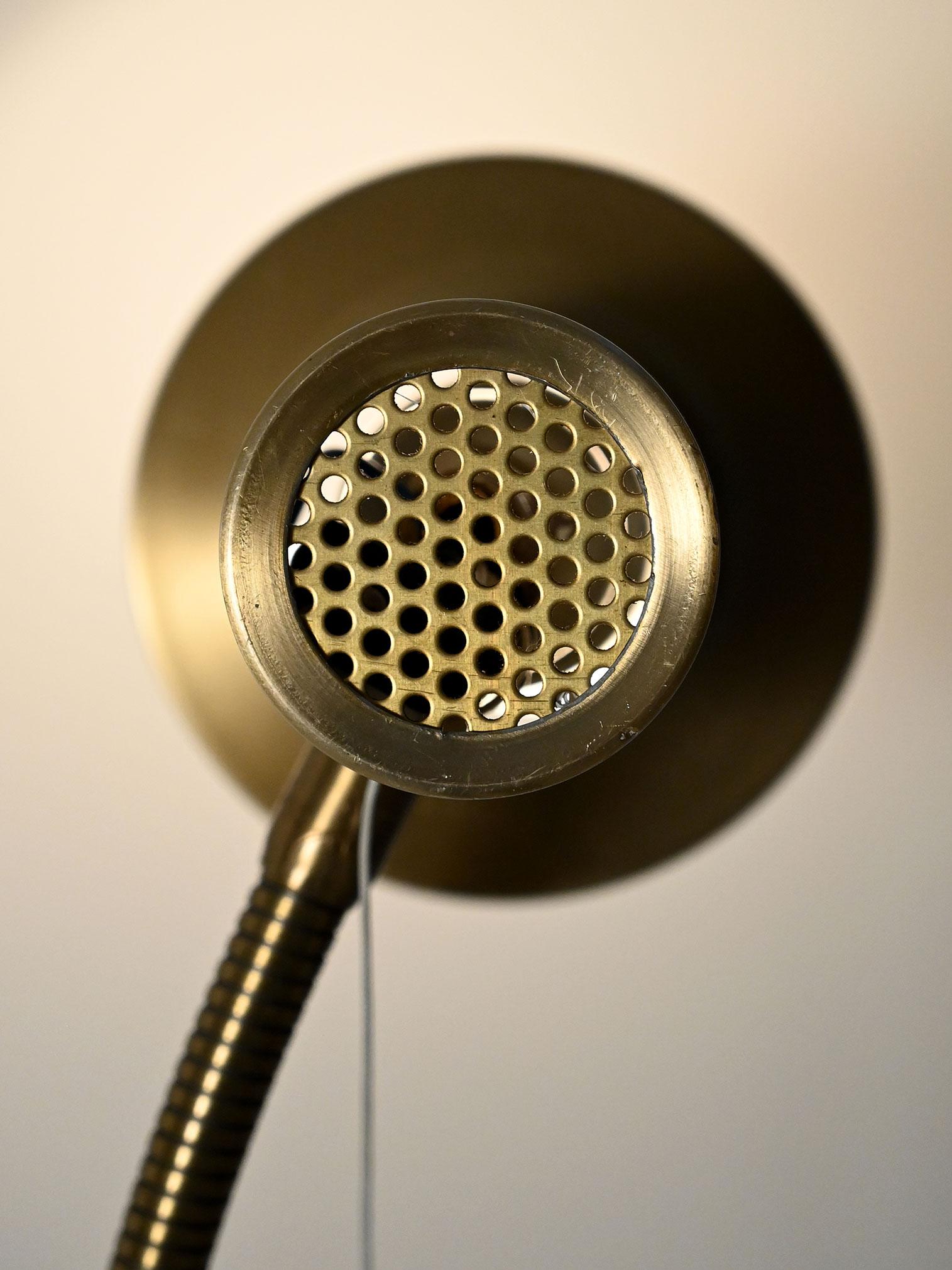 Lampada da terra scandinava dorata anni 60 en Bueno estado para la venta en Brescia, IT