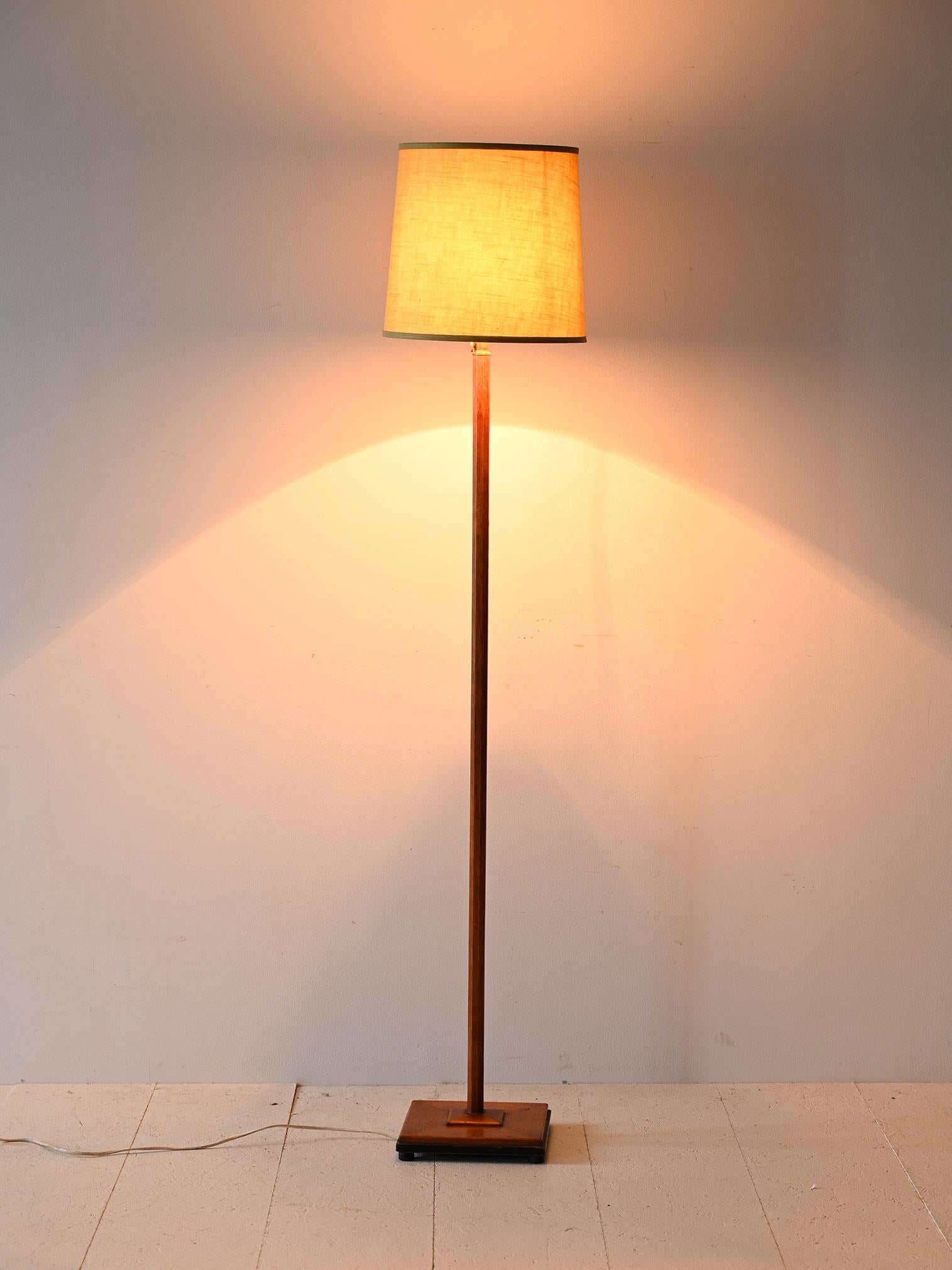 Original vintage Nordic lamp from the 1950s.

Scandinavian lamp with a Nordic design, featuring a teak wood frame that gives a natural and refined touch. The yellow fabric lampshade adds a note of vibrancy and warmth, creating a cozy and unique